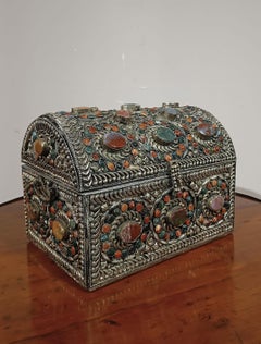 19th CENTURY JEWELRY BOX WITH STONES