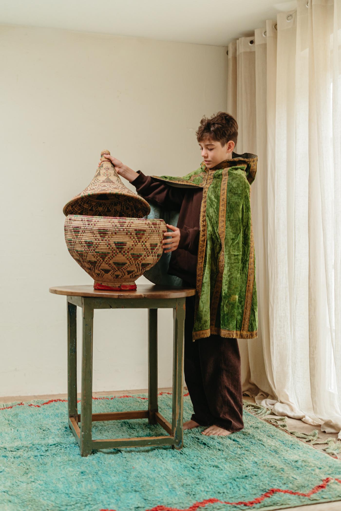 Ein seltener Fund ist dieser zeremonielle jüdische Umhang aus grünem Samt und Goldfäden aus dem 19,
aus Marokko.