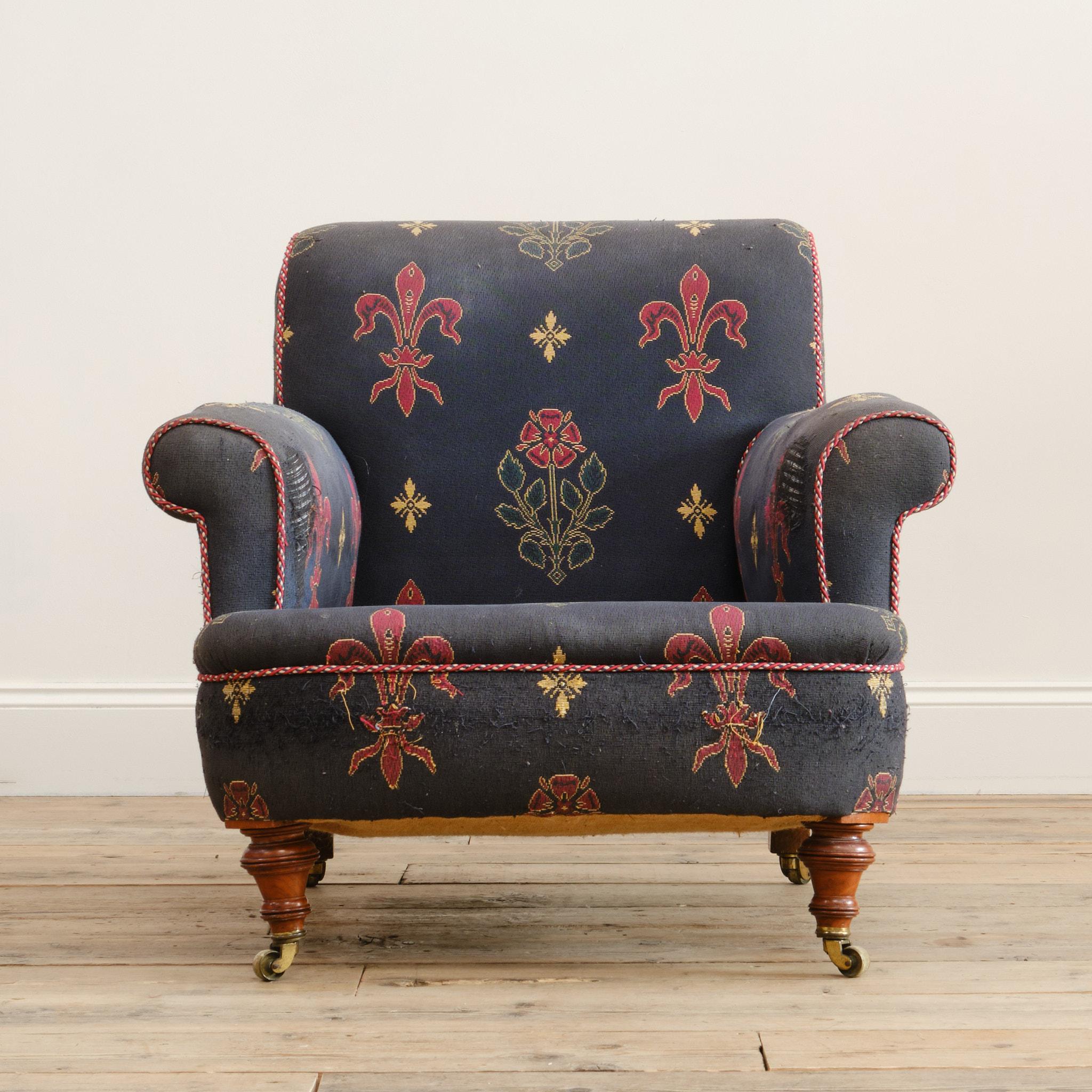 Fauteuil de maison de campagne du XIXe siècle de John Taylor & Sons d'Édimbourg. Elle repose sur des pieds en noyer et sur les roulettes d'origine. 

Structurellement en bon état solide avec des joints serrés et des parties internes de la tapisserie