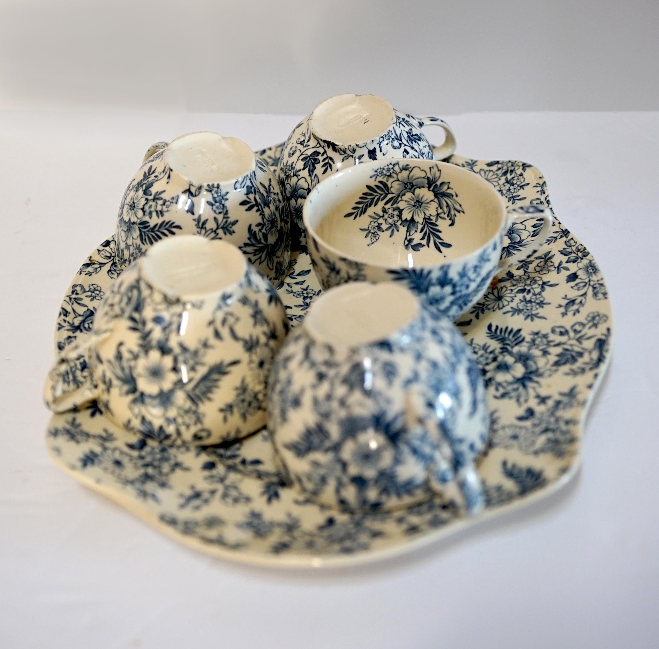 Siglo XIX Johnson Brothers 40 piezas de cretona victoriana azul y blanca en venta 2