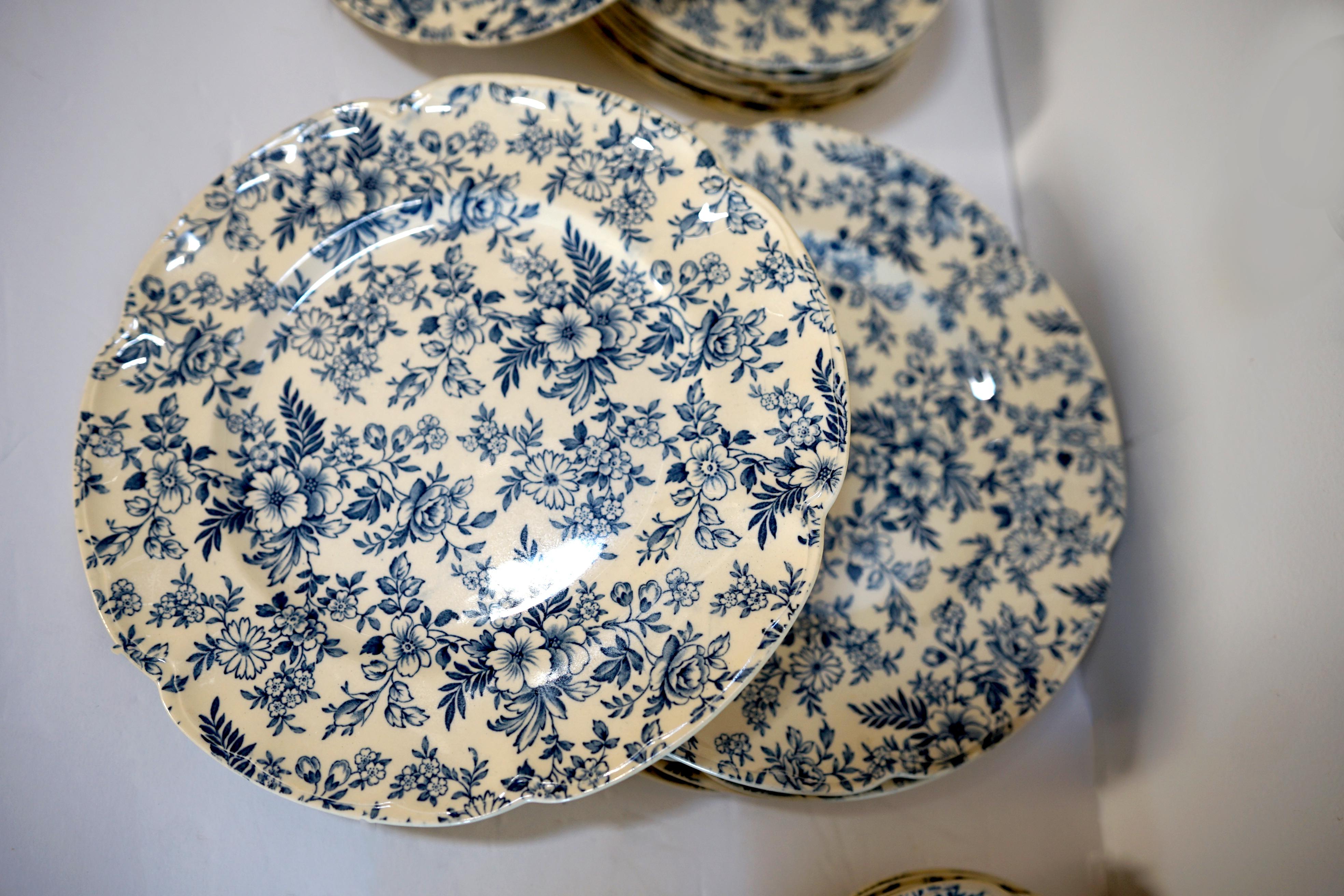 Siglo XIX Johnson Brothers 40 piezas de cretona victoriana azul y blanca Victoriano en venta