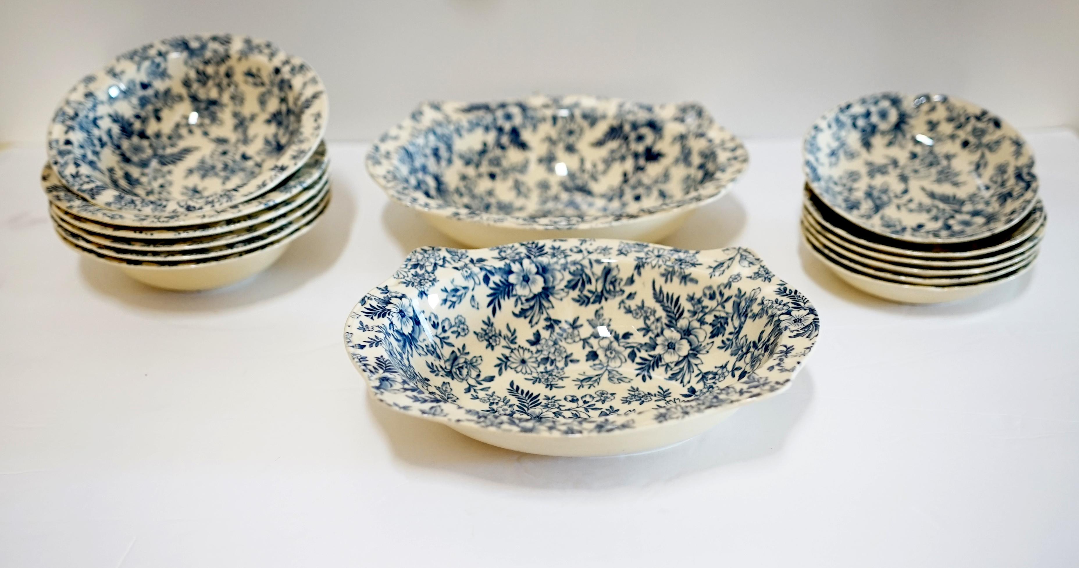 Siglo XIX Johnson Brothers 40 piezas de cretona victoriana azul y blanca Inglés en venta