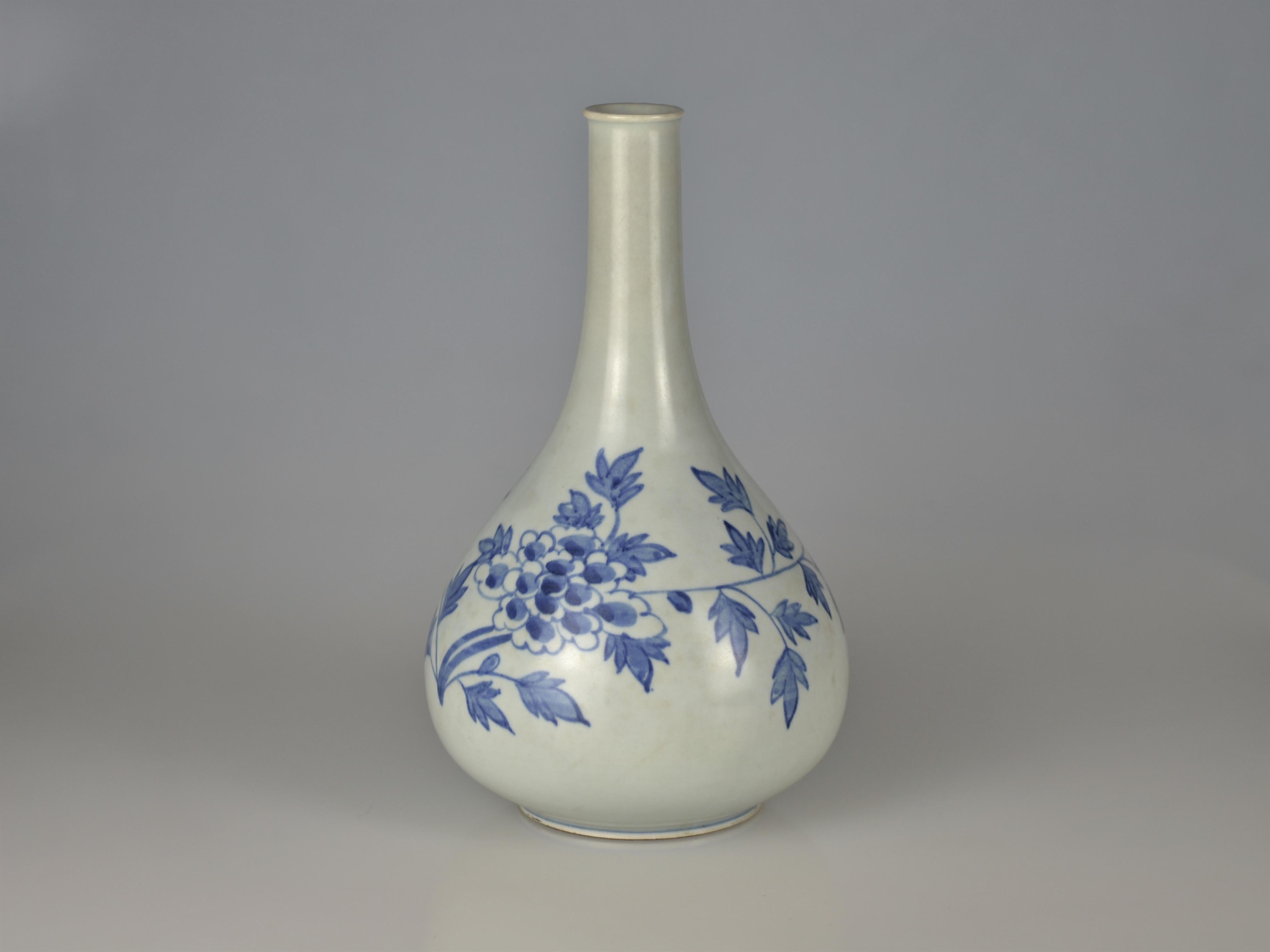 Bouteille à vin en porcelaine de haute qualité en forme de poire, datant du XIXe siècle, période Joseon, avec peinture en bleu cobalt sous glaçure représentant une pivoine et un papillon. De forme globulaire comprimée, reposant sur un court pied