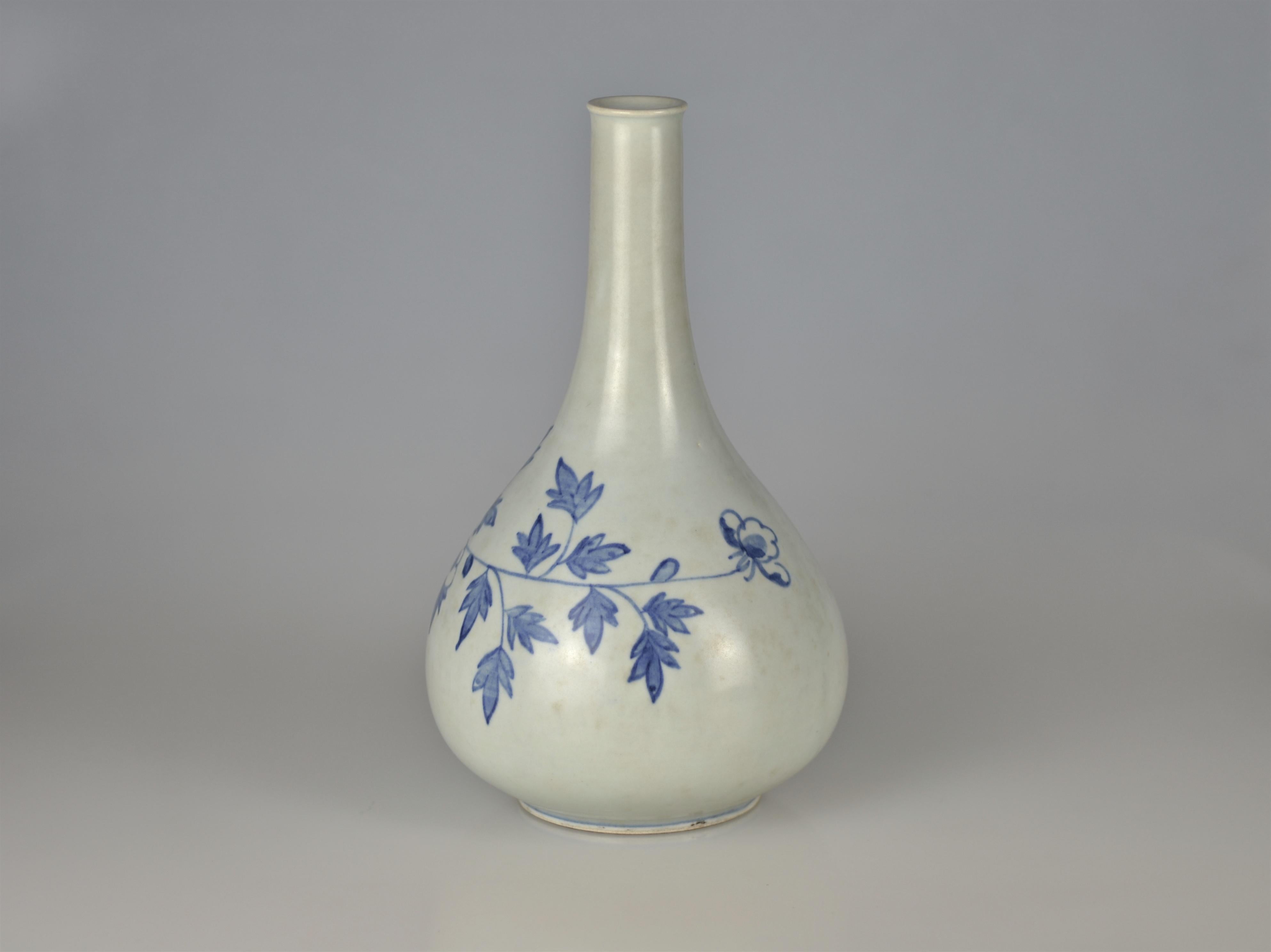 Coréen Vase à bouteille de vin coréen bleu et blanc de Joseon du 19ème siècle avec pivoine et papillon en vente