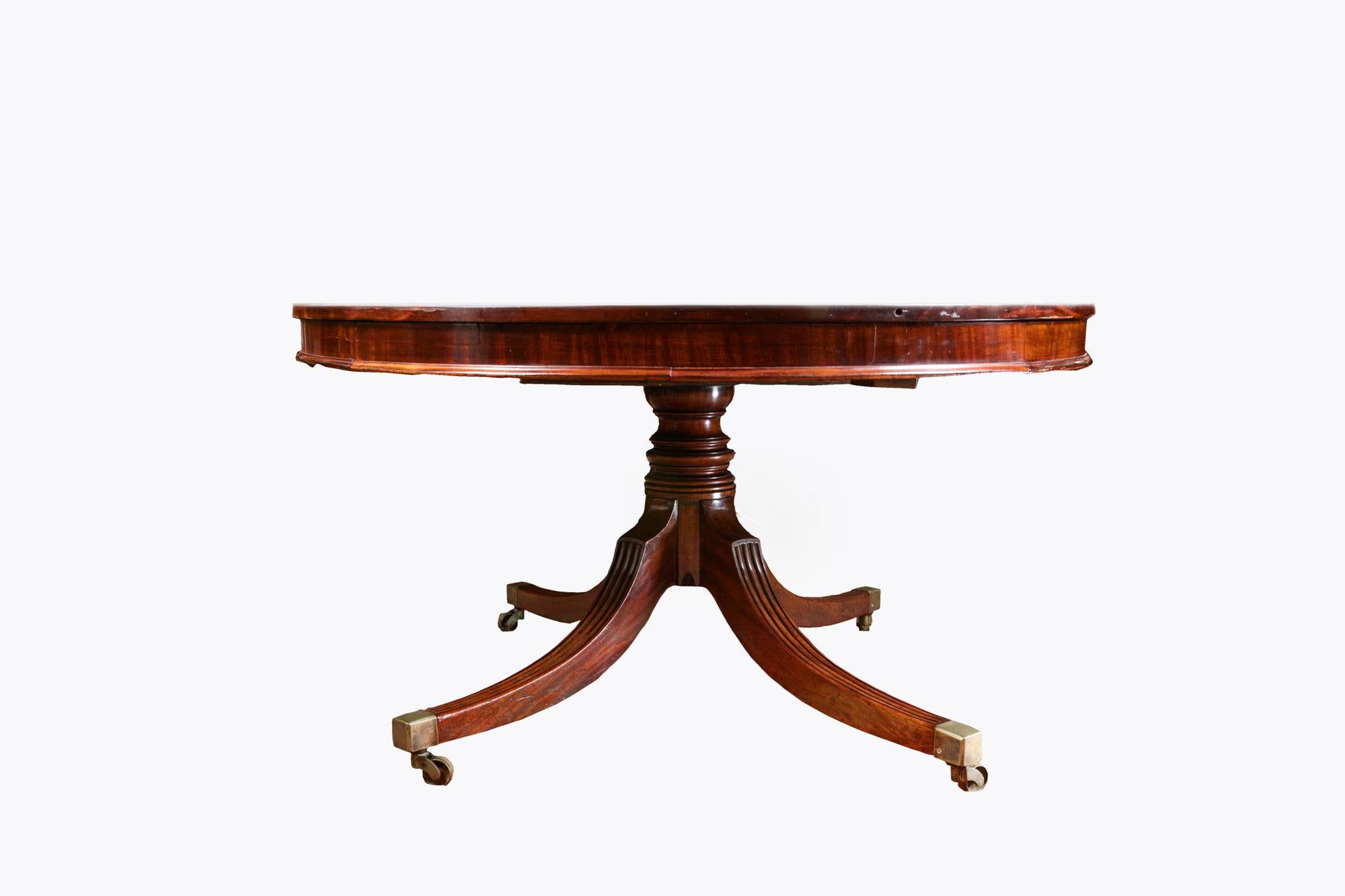 English 19th Century Jupe Circular Mahogany Extending Dining Table For Sale