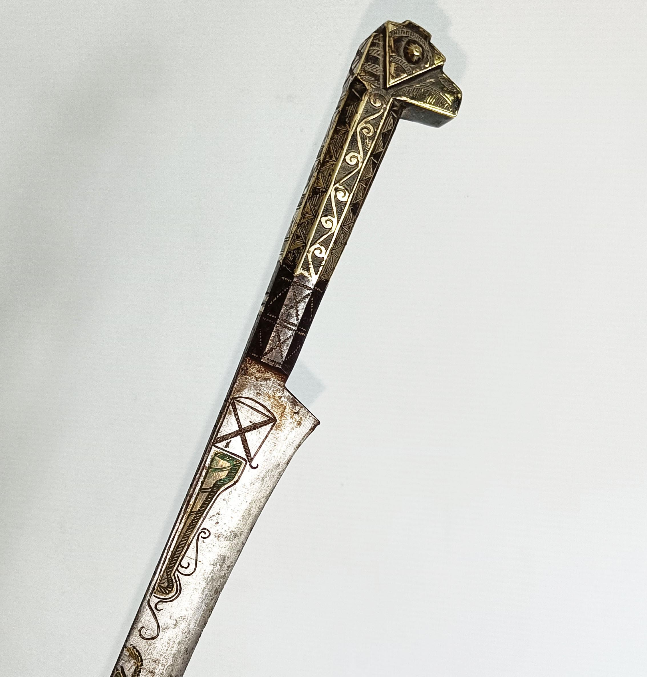 19th Century Kabyle Flyssa Sword with Inlaid Blade & Original Scabbard – Algeria In Good Condition In London, GB