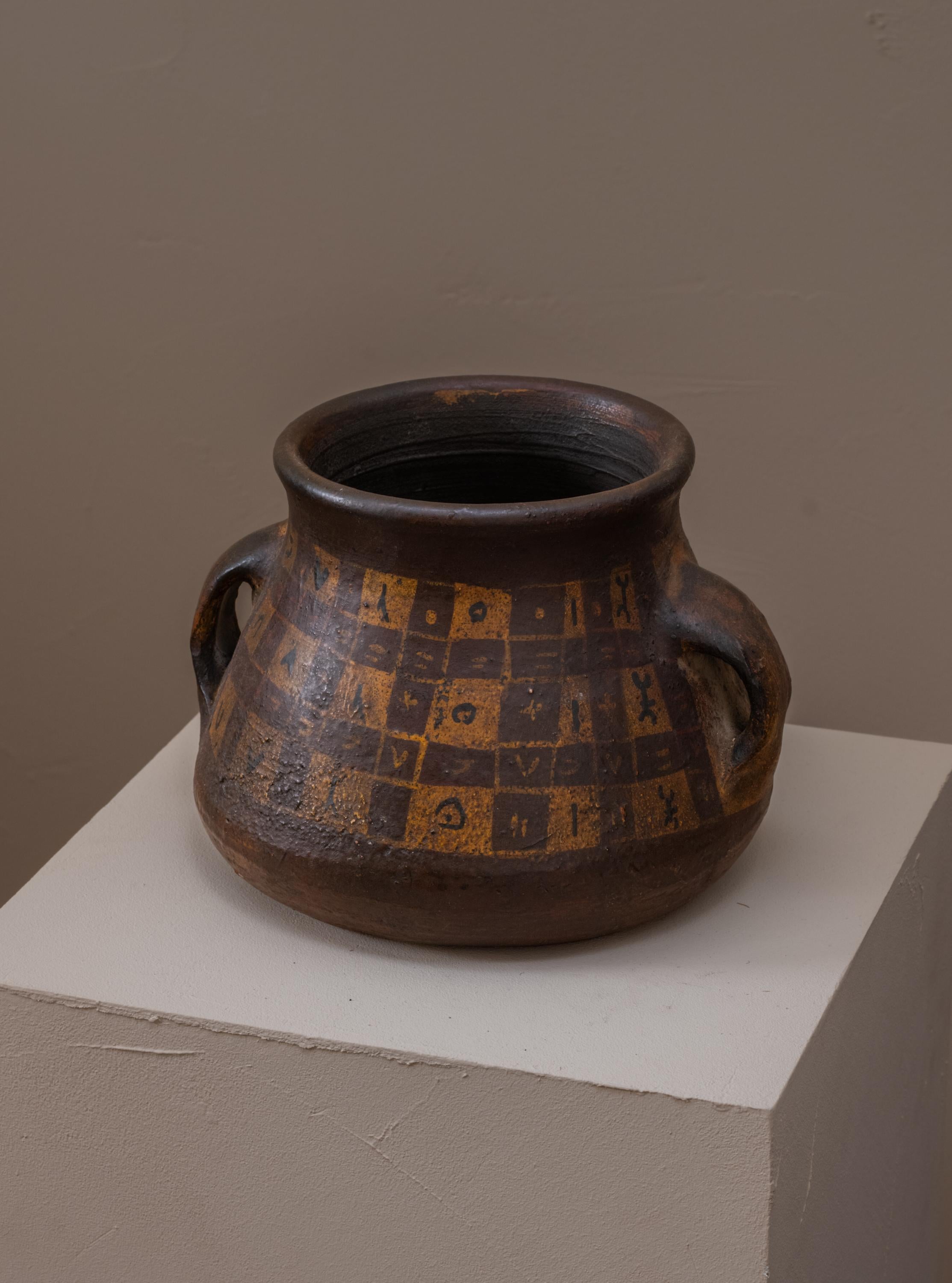 La Kabylie est une région montagneuse de l'actuel nord de l'Algérie, où vit le peuple kabyle, une importante ethnie amazighe possédant une langue distincte et un riche patrimoine culturel. En Kabylie, la poterie est traditionnellement un artisanat