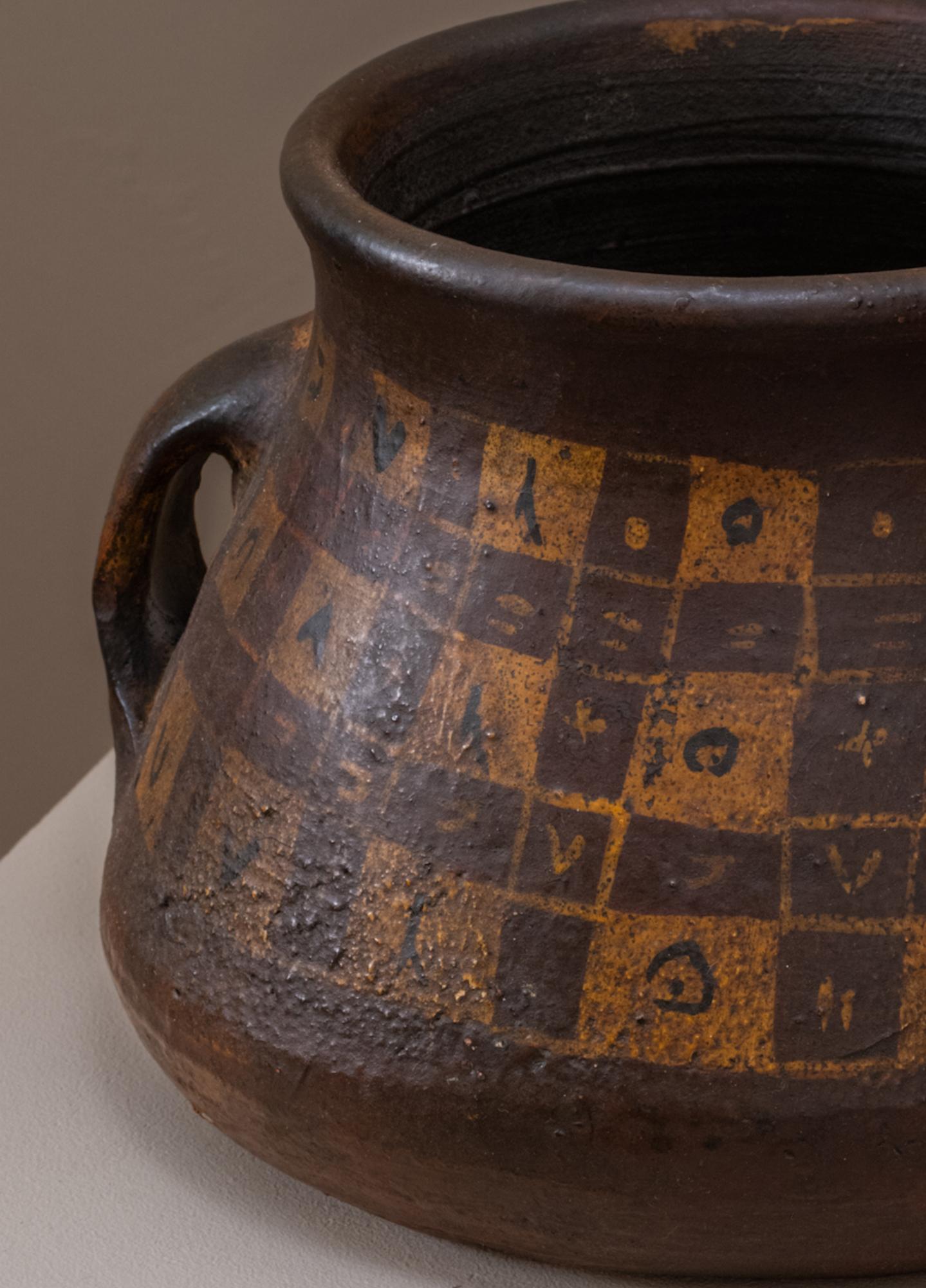 Peint à la main Pot kabyle du 19e siècle peint à la main avec des poignées en vente