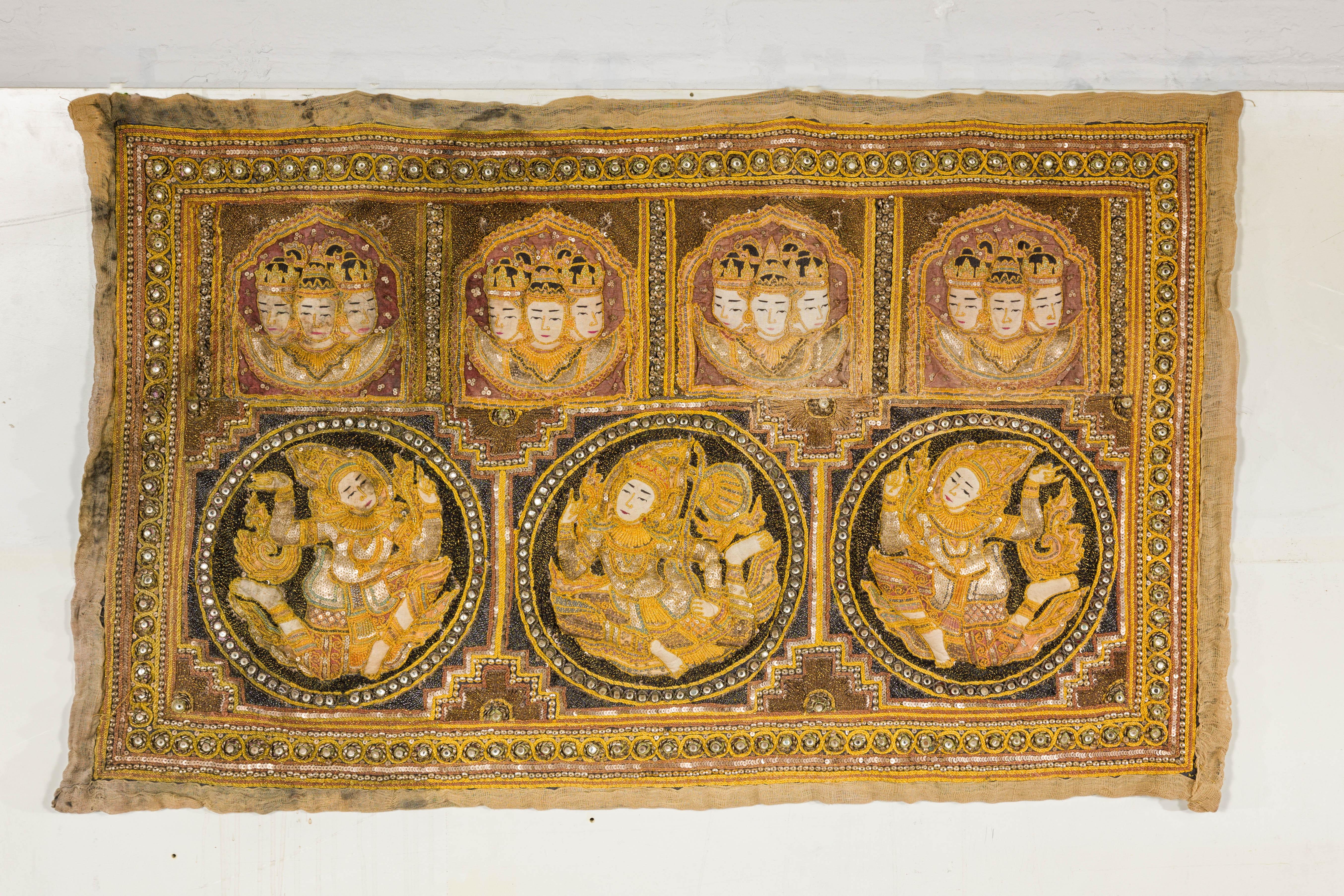 Tapisserie birmane Kalaga du XIXe siècle, ornée de pierres, de paillettes et de fils d'or. Cette tapisserie birmane Kalaga du XIXe siècle est une pièce époustouflante du patrimoine culturel, qui présente un décor orné de pierres, de paillettes et de