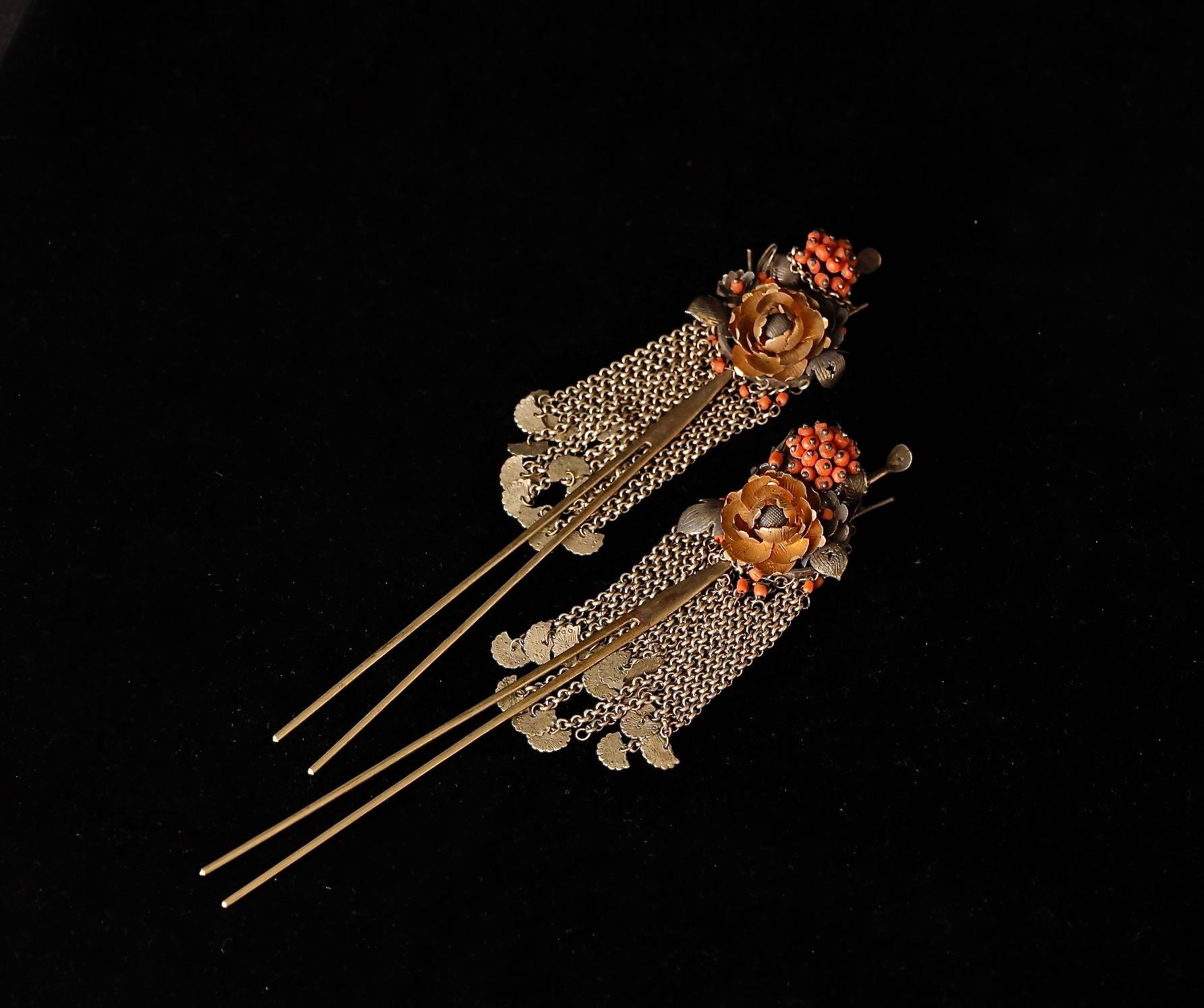 Tauchen Sie ein in die Welt der Meiji-Ära mit diesem Paar Kanzashi, dem traditionellen japanischen Haarschmuck (SKU: ZD8). Diese im 19. Jahrhundert gefertigten, exquisiten Stücke sollten die Raffinesse ihrer Trägerin unterstreichen. Sorgfältig aus