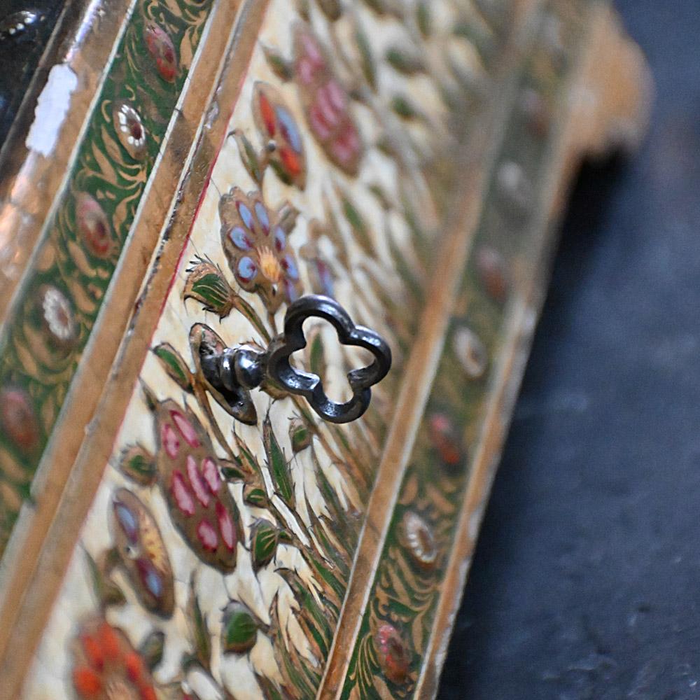 Boîte à bijoux Cachemire peinte à la main du 19ème siècle   en vente 3