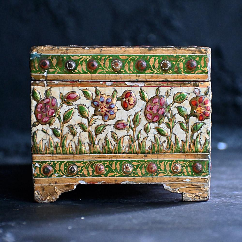 Boîte à bibelots du 19e siècle peinte à la main au Cachemire  

Véritable œuvre d'art, cette boîte à bibelots du milieu du XIXe siècle, fabriquée à la main au Cachemire, est recouverte de détails magnifiques.
Y compris des paons, des oiseaux, des