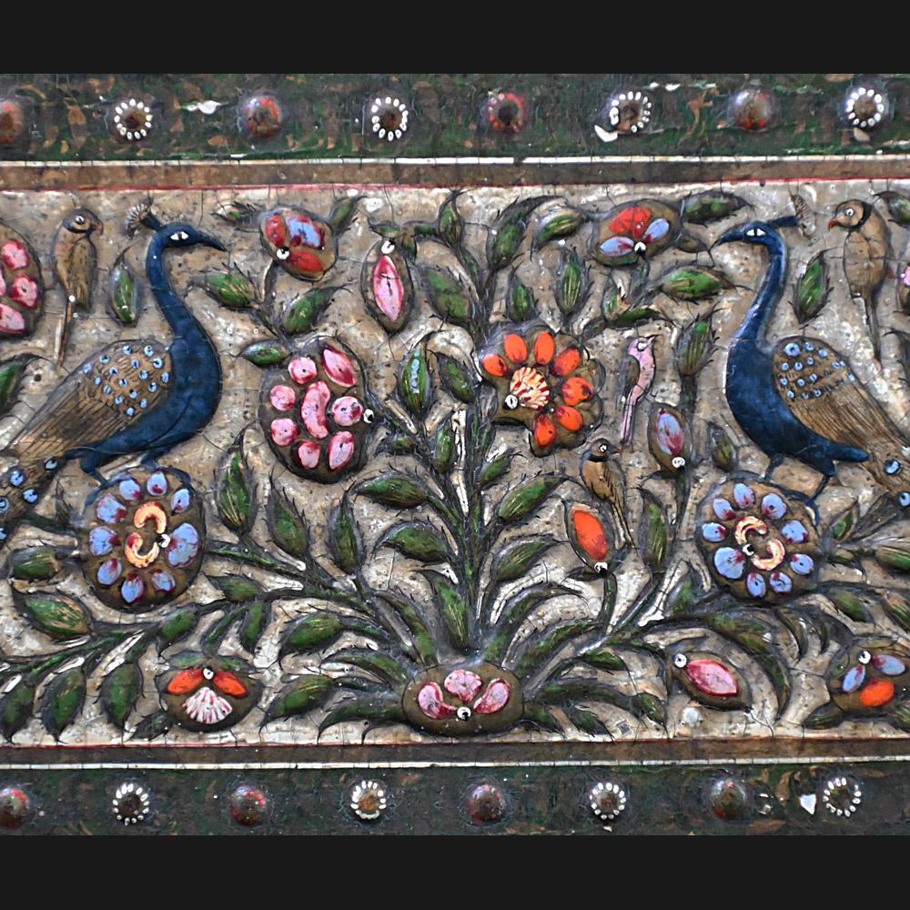 Indien Boîte à bijoux Cachemire peinte à la main du 19ème siècle   en vente