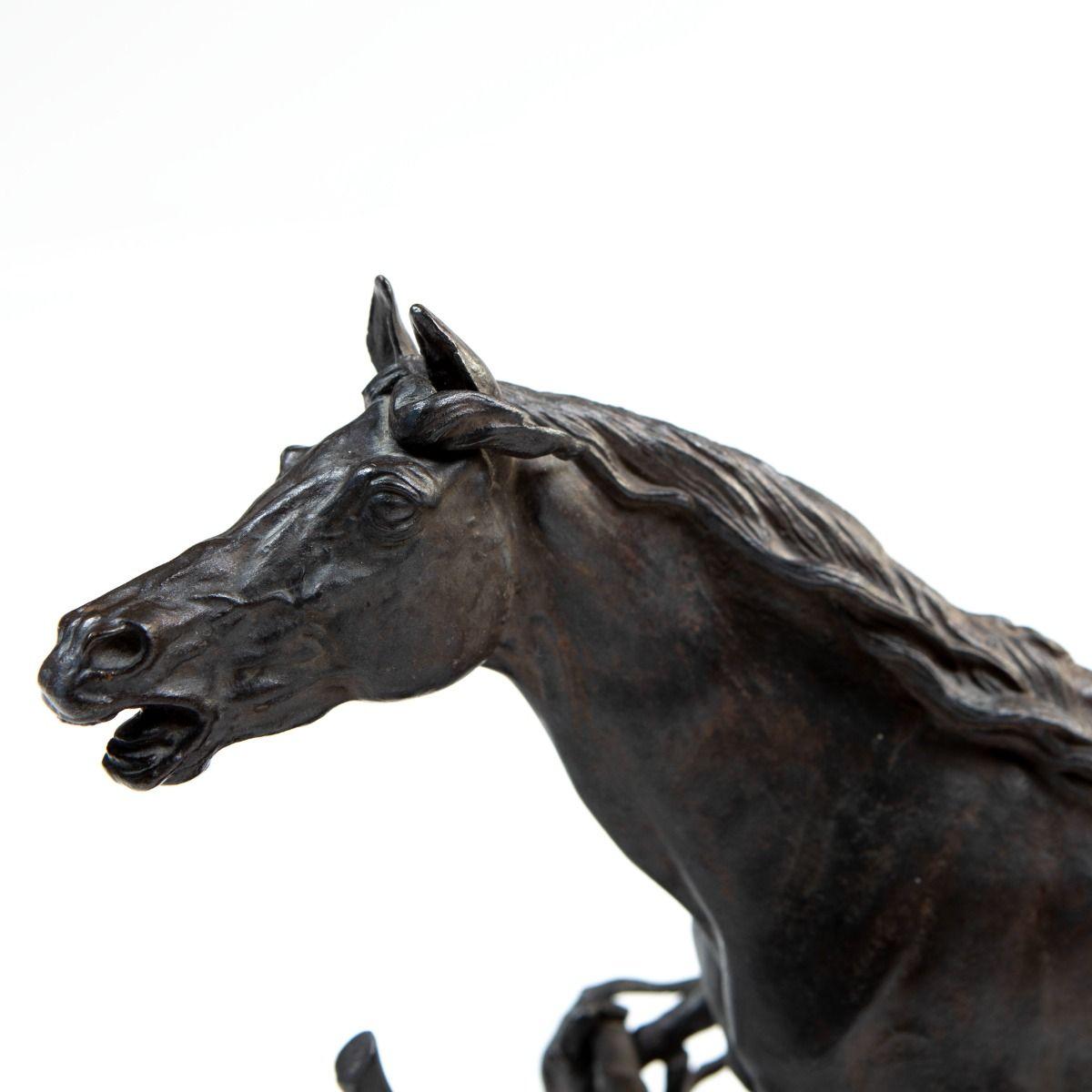 Patiné Sculpture de cheval en fonte du 19e siècle d'après Pierre Jules Mêne en vente
