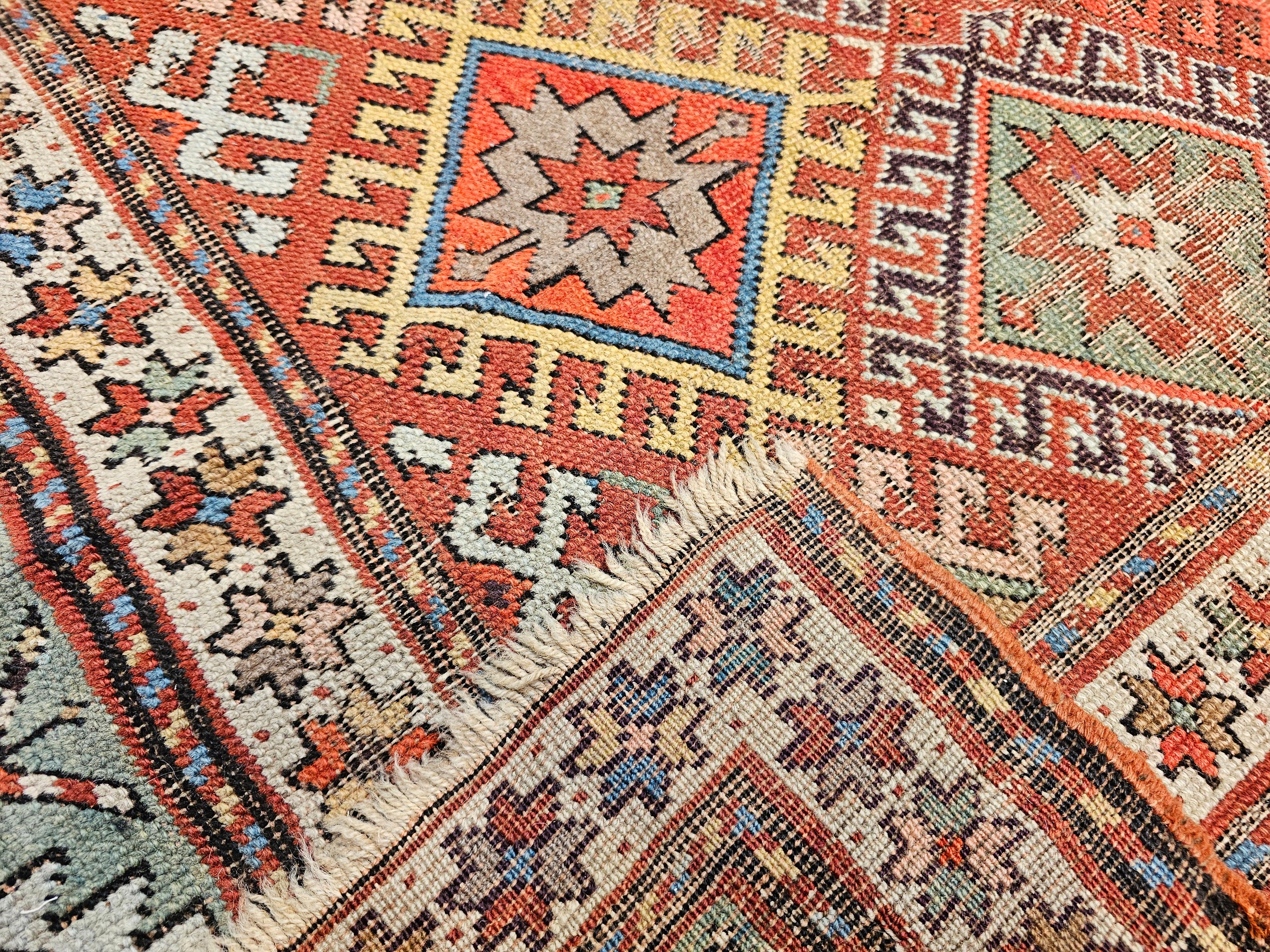 Tapis Kazak du 19e siècle en rouge, vert, bleu, jaune et ivoire en vente 5