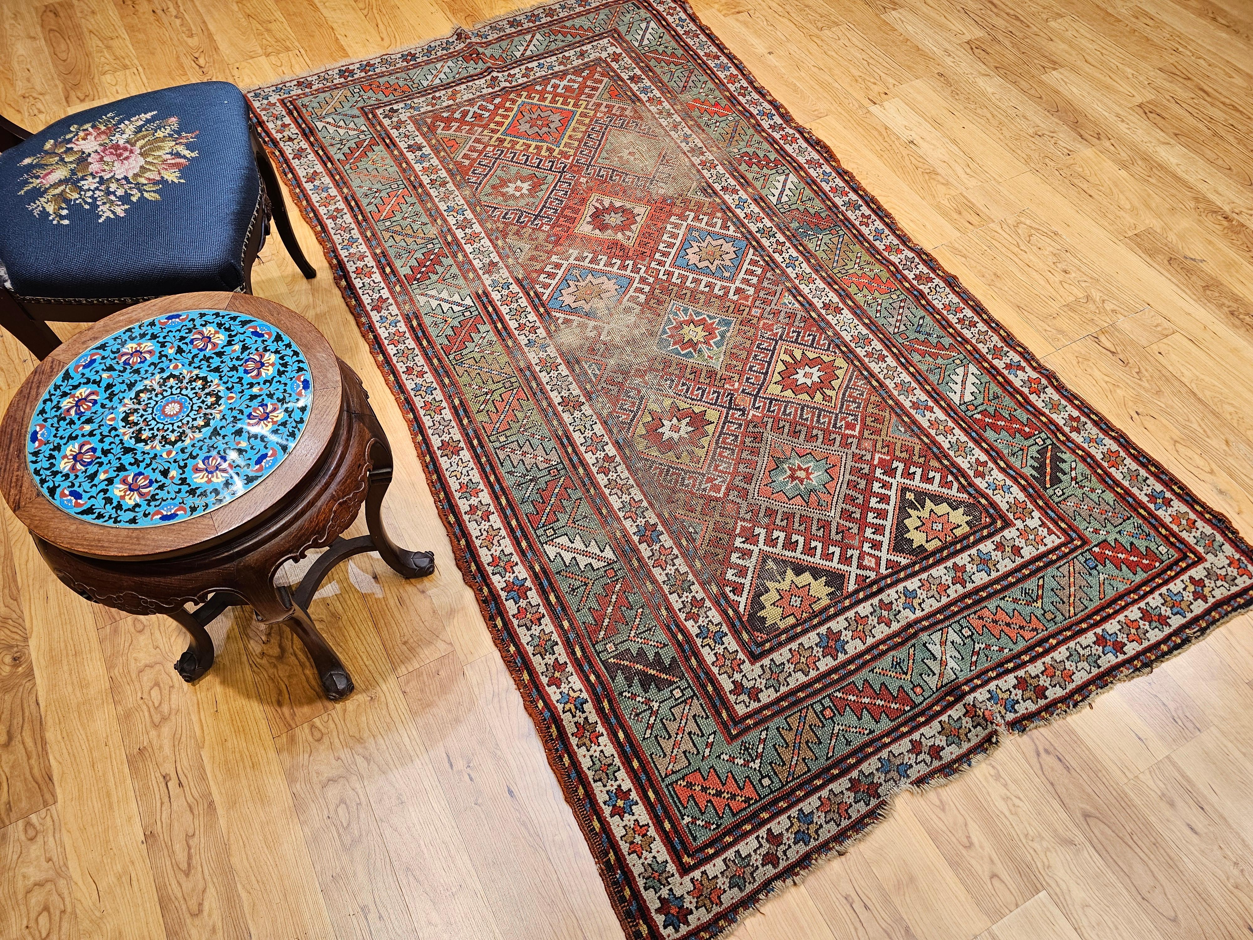 Tapis Kazak du 19e siècle en rouge, vert, bleu, jaune et ivoire en vente 10