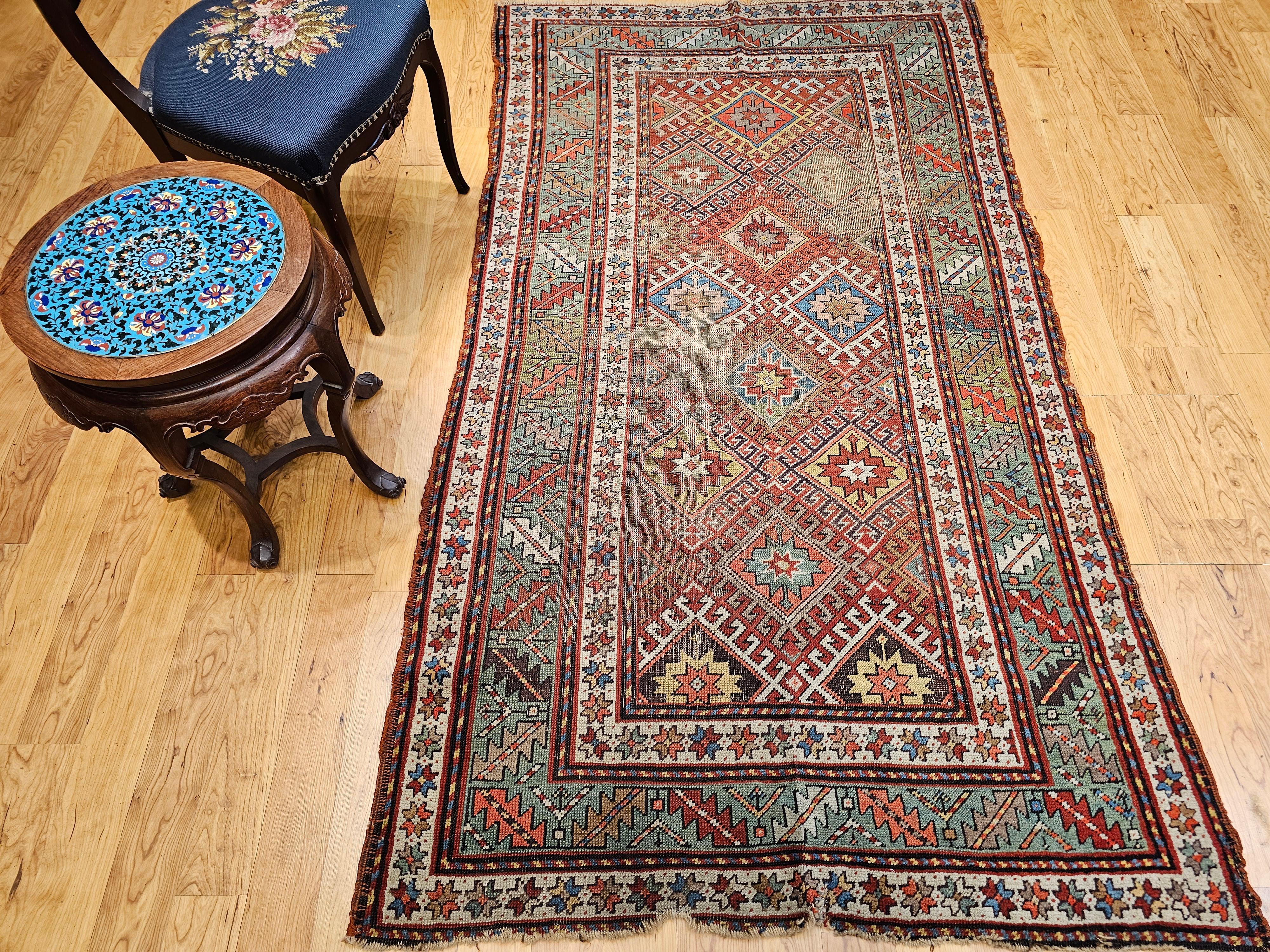 Tapis Kazak du 19e siècle en rouge, vert, bleu, jaune et ivoire en vente 11