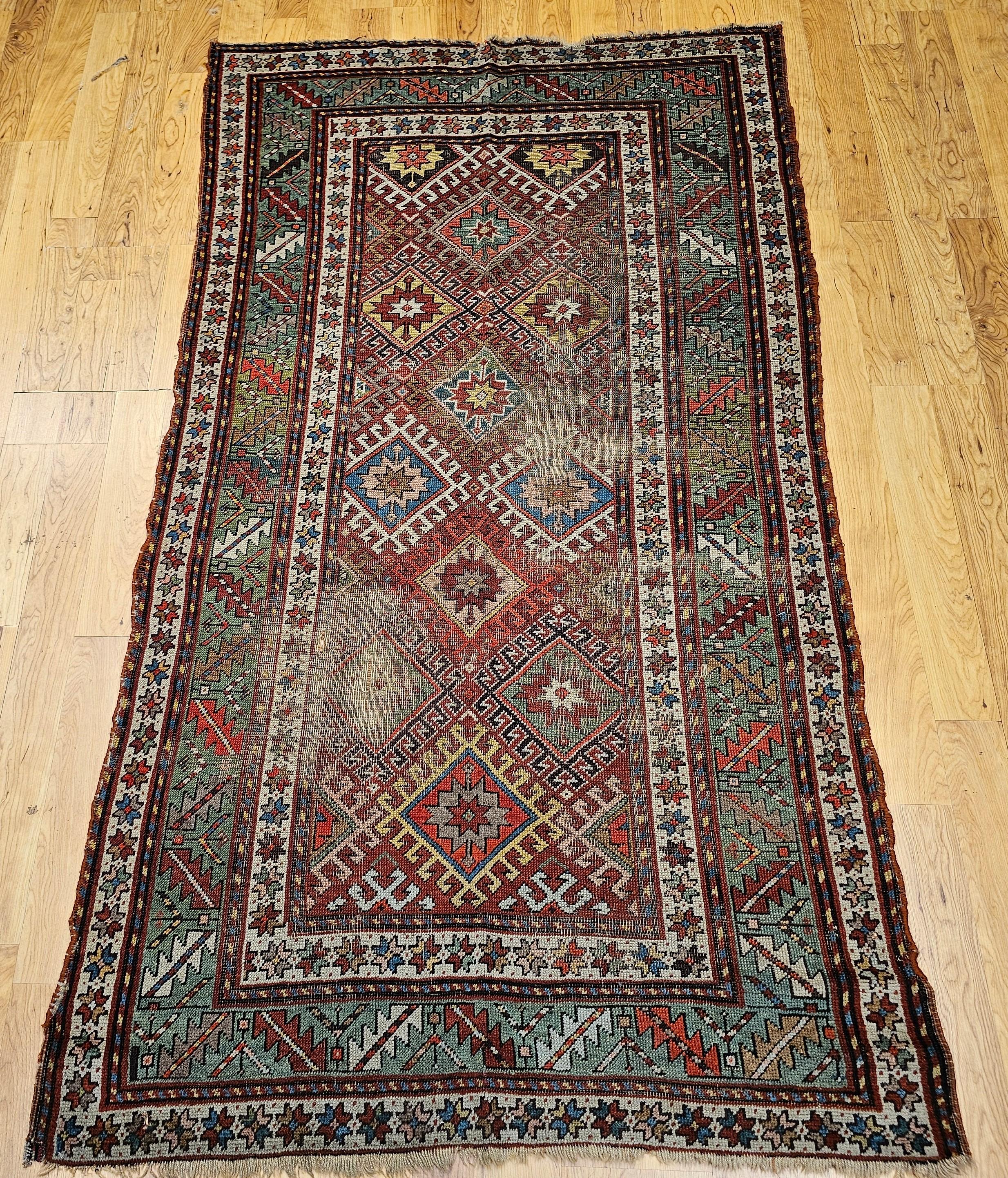 Tapis Kazak du 19e siècle en rouge, vert, bleu, jaune et ivoire en vente 13