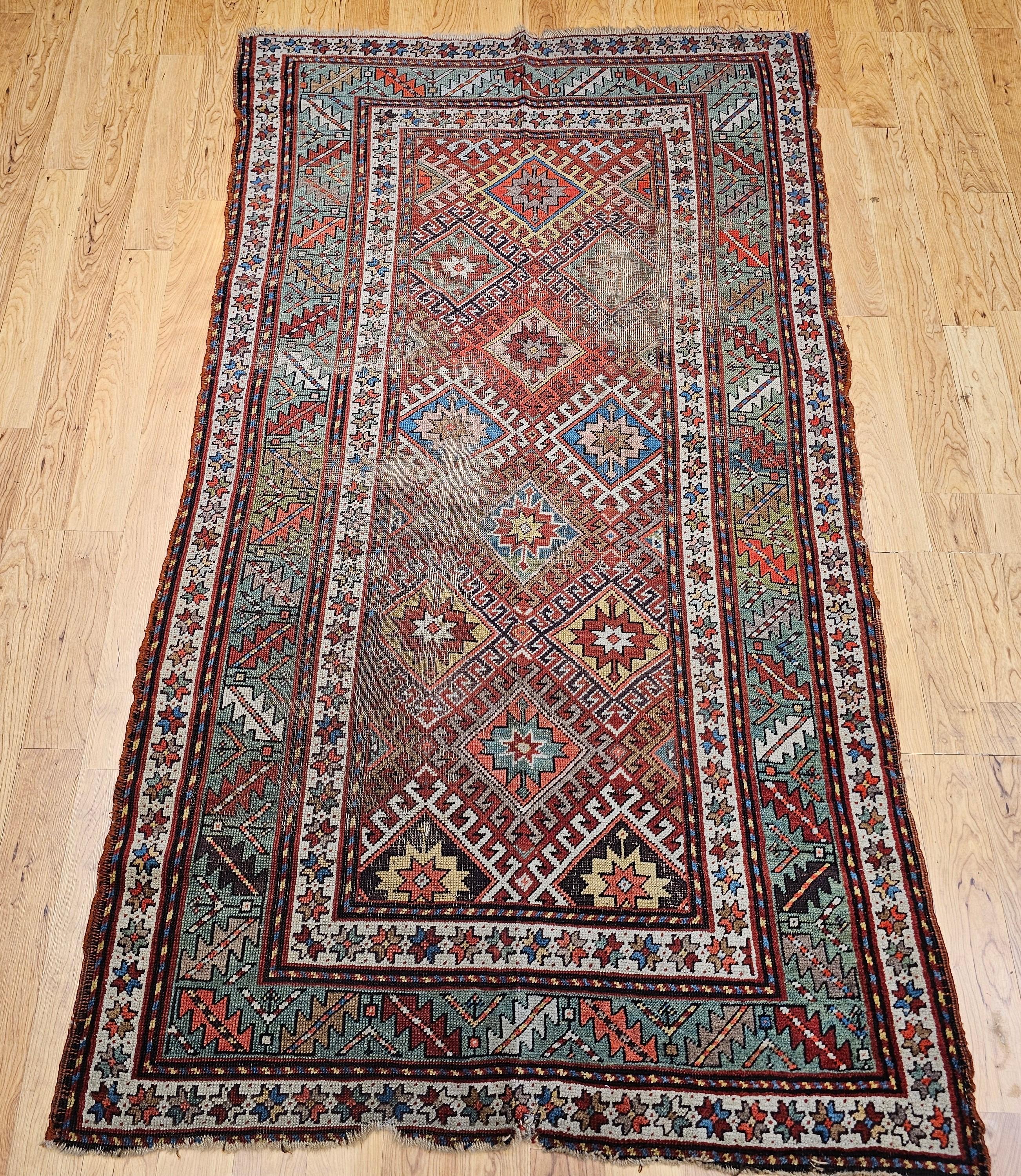 Ce magnifique tapis kazakh, tissé à la fin des années 1800 dans le sud du Caucase, se distingue par sa palette de couleurs exceptionnelle et son audacieux motif tribal. Il présente notamment une extraordinaire bordure verte - une teinte peu commune