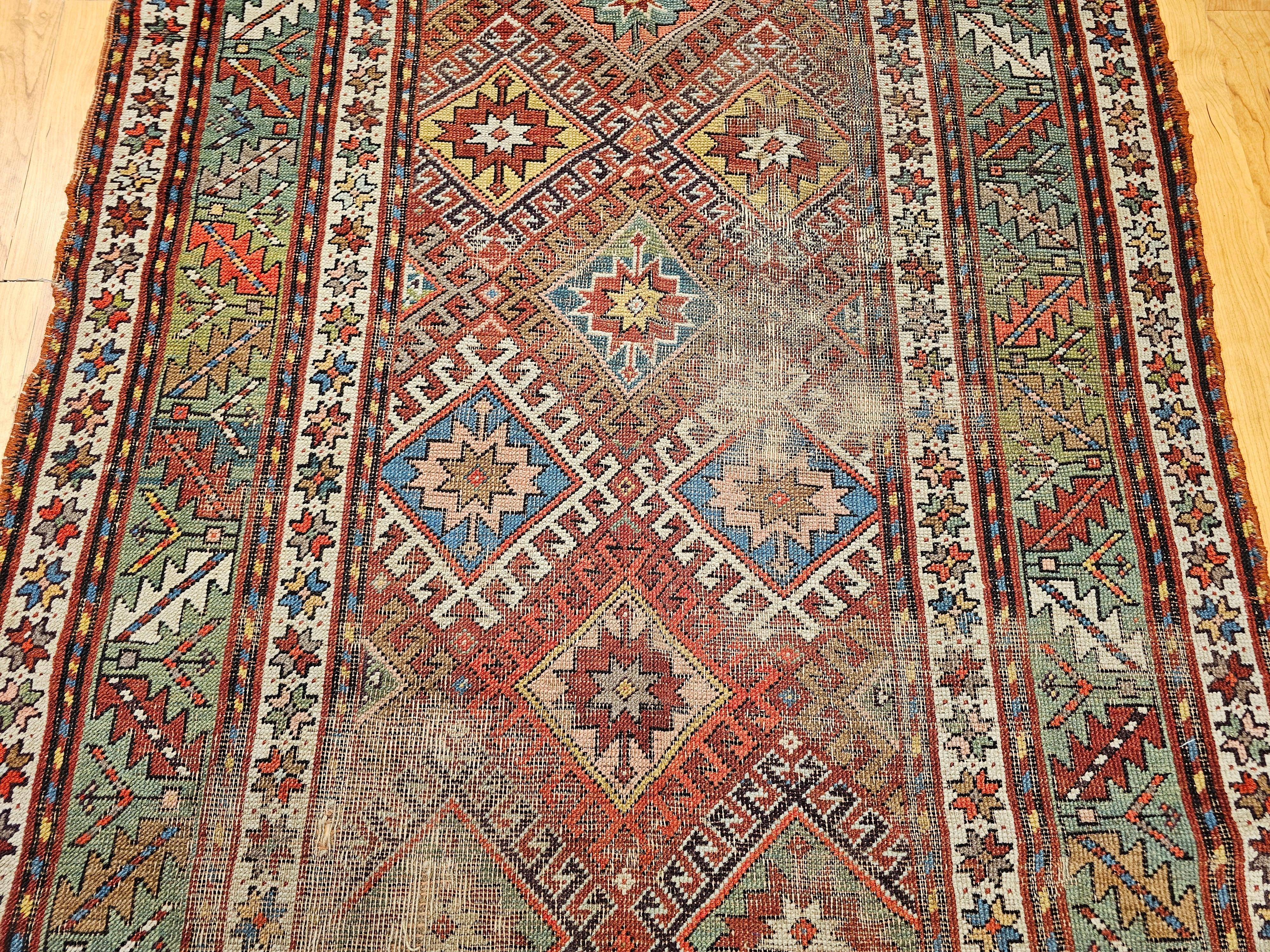 Tapis Kazak du 19e siècle en rouge, vert, bleu, jaune et ivoire Bon état - En vente à Barrington, IL