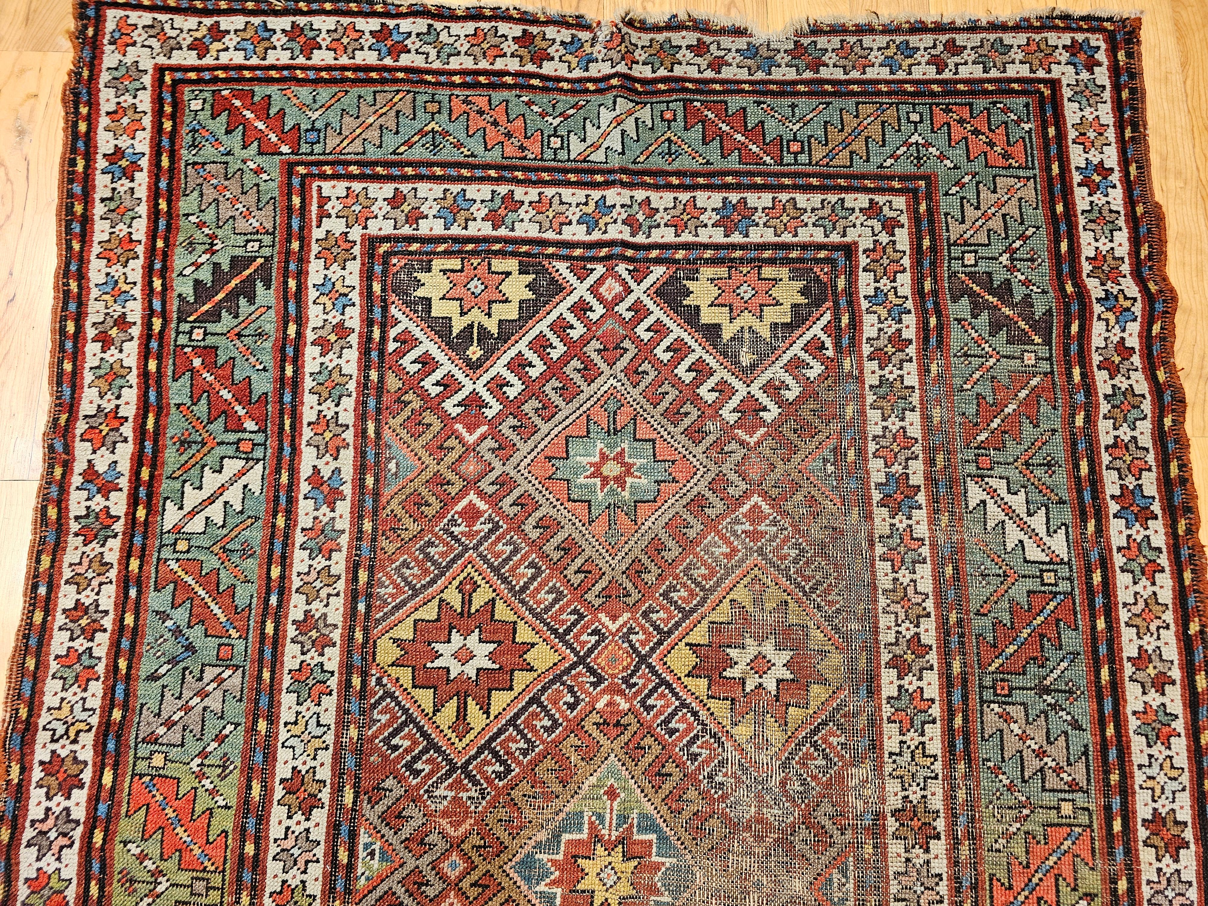 XIXe siècle Tapis Kazak du 19e siècle en rouge, vert, bleu, jaune et ivoire en vente