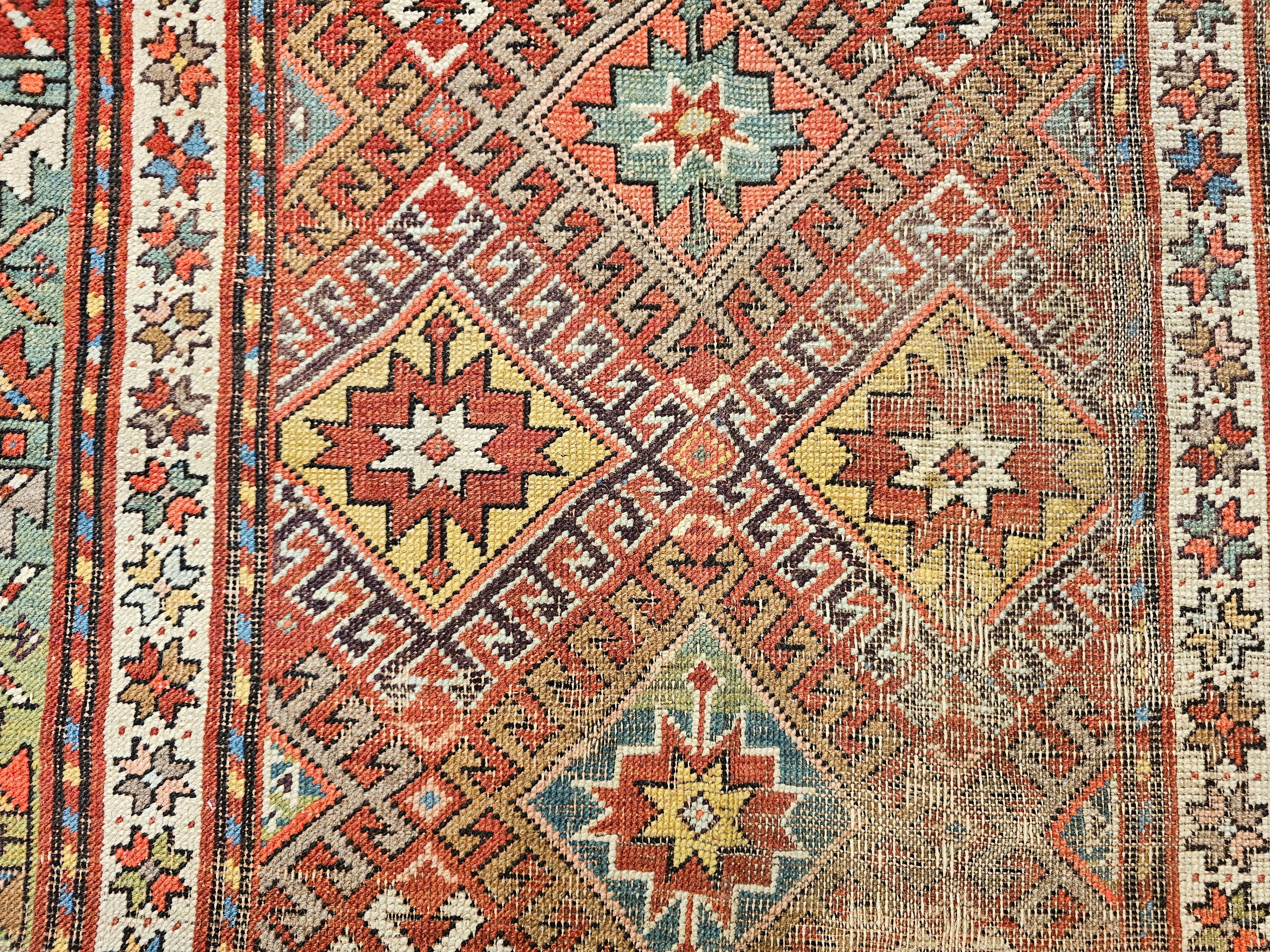 Tapis Kazak du 19e siècle en rouge, vert, bleu, jaune et ivoire en vente 1