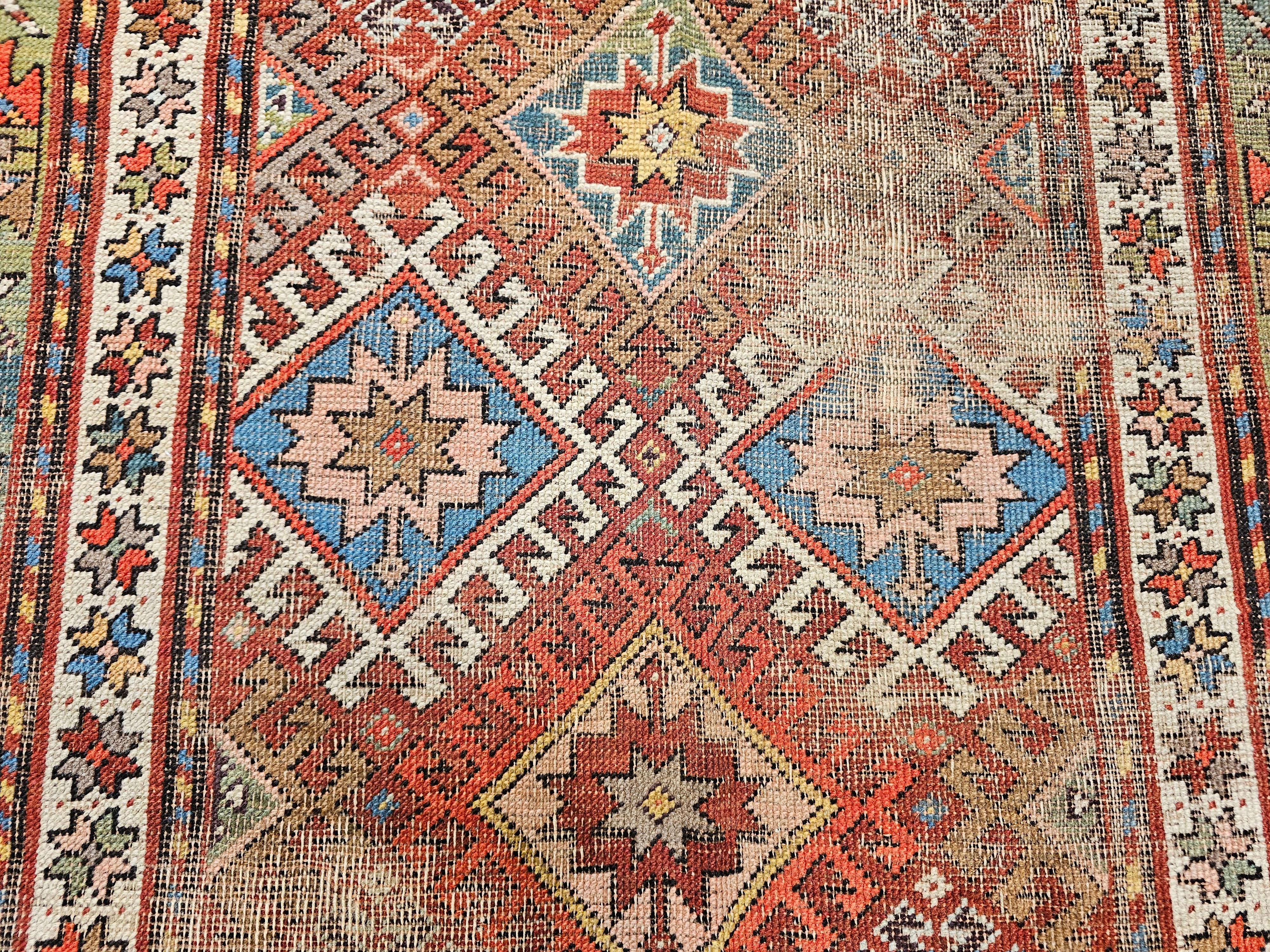Tapis Kazak du 19e siècle en rouge, vert, bleu, jaune et ivoire en vente 2