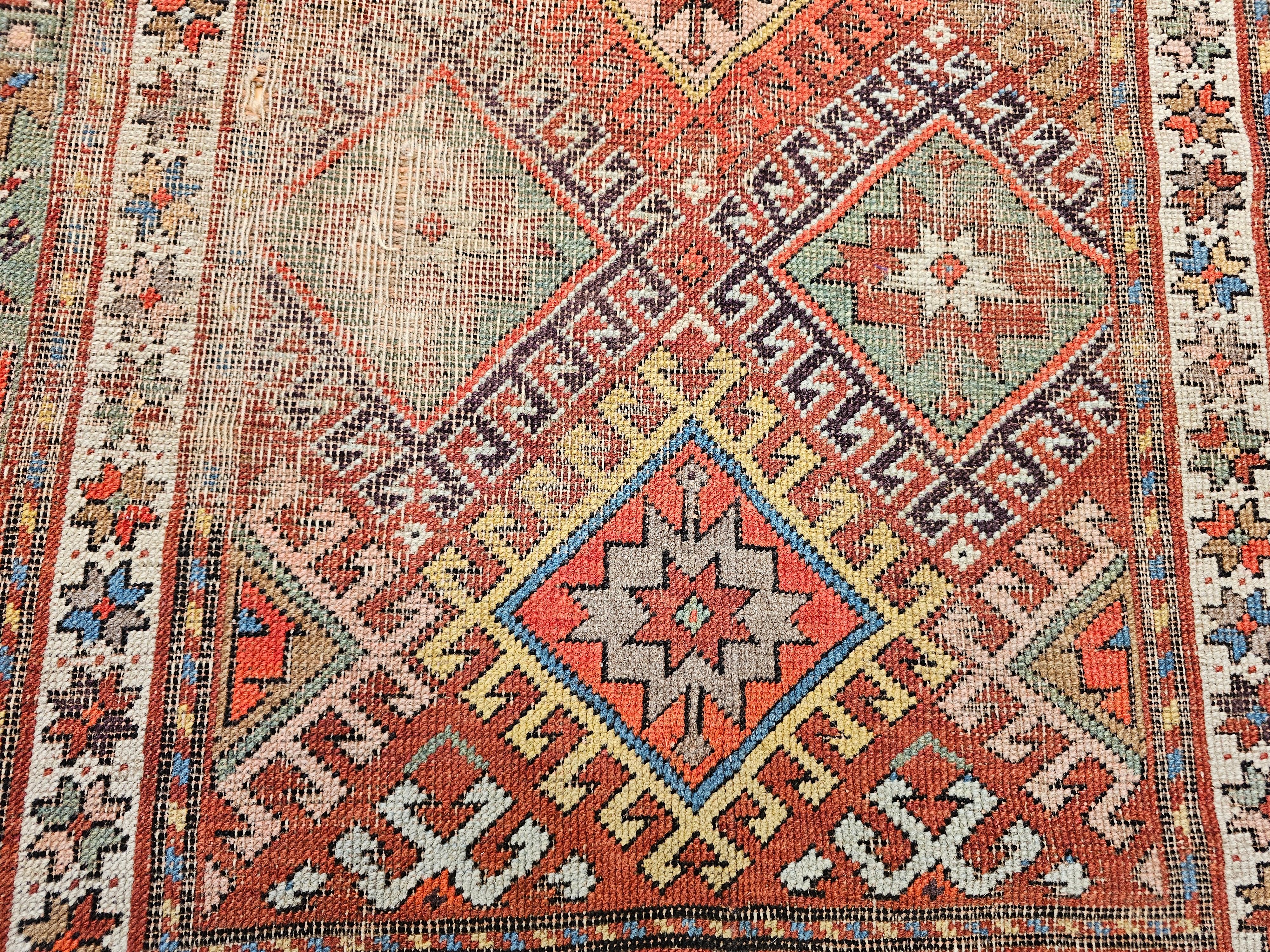 Tapis Kazak du 19e siècle en rouge, vert, bleu, jaune et ivoire en vente 3