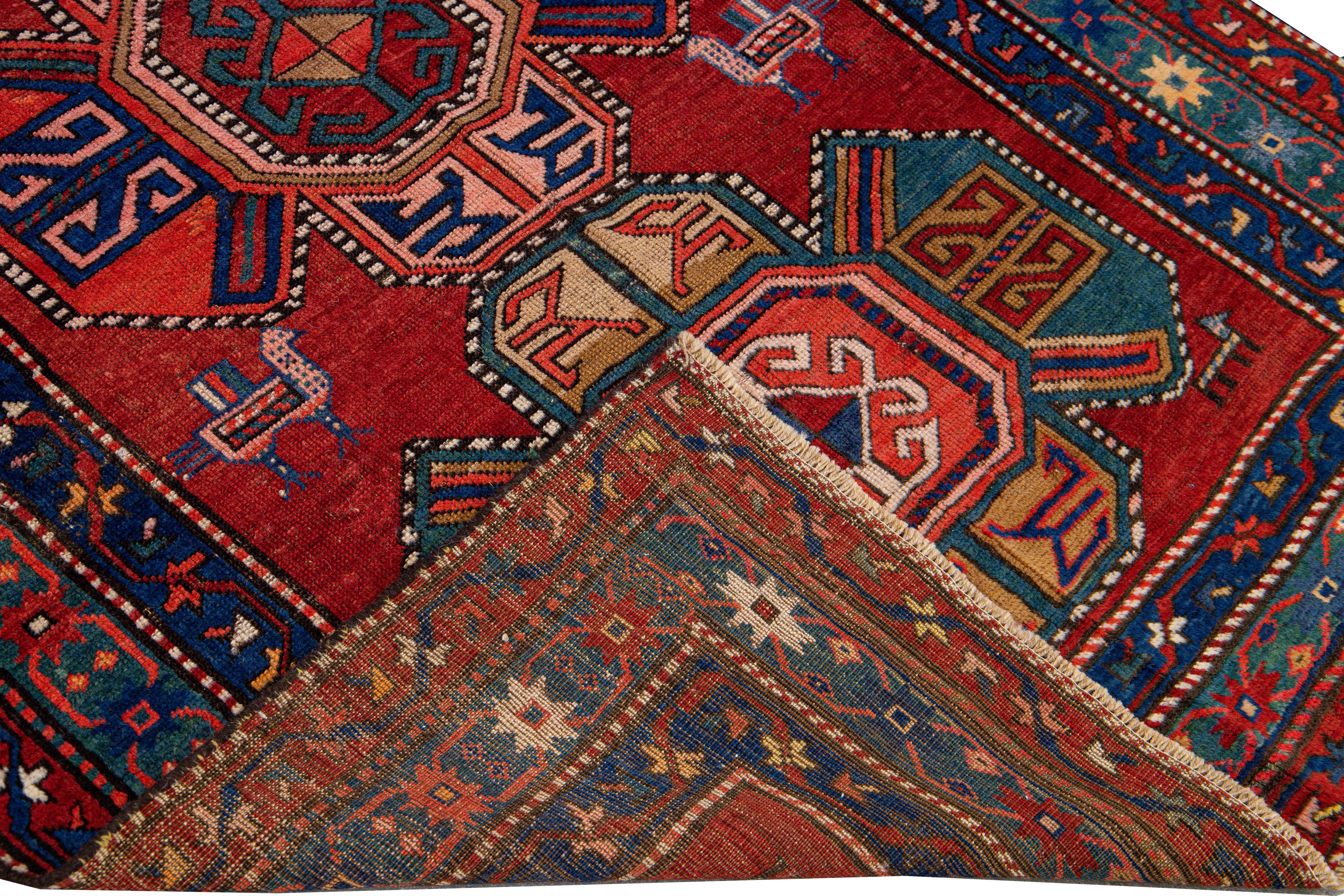 Magnifique Kazak du C.I.C., un tapis en laine noué à la main avec un champ bordeaux. Ce tapis a un cadre bleu et des accents multicolores qui présentent un motif tribal géométrique sur tout le pourtour.

Ce tapis mesure : 4'1