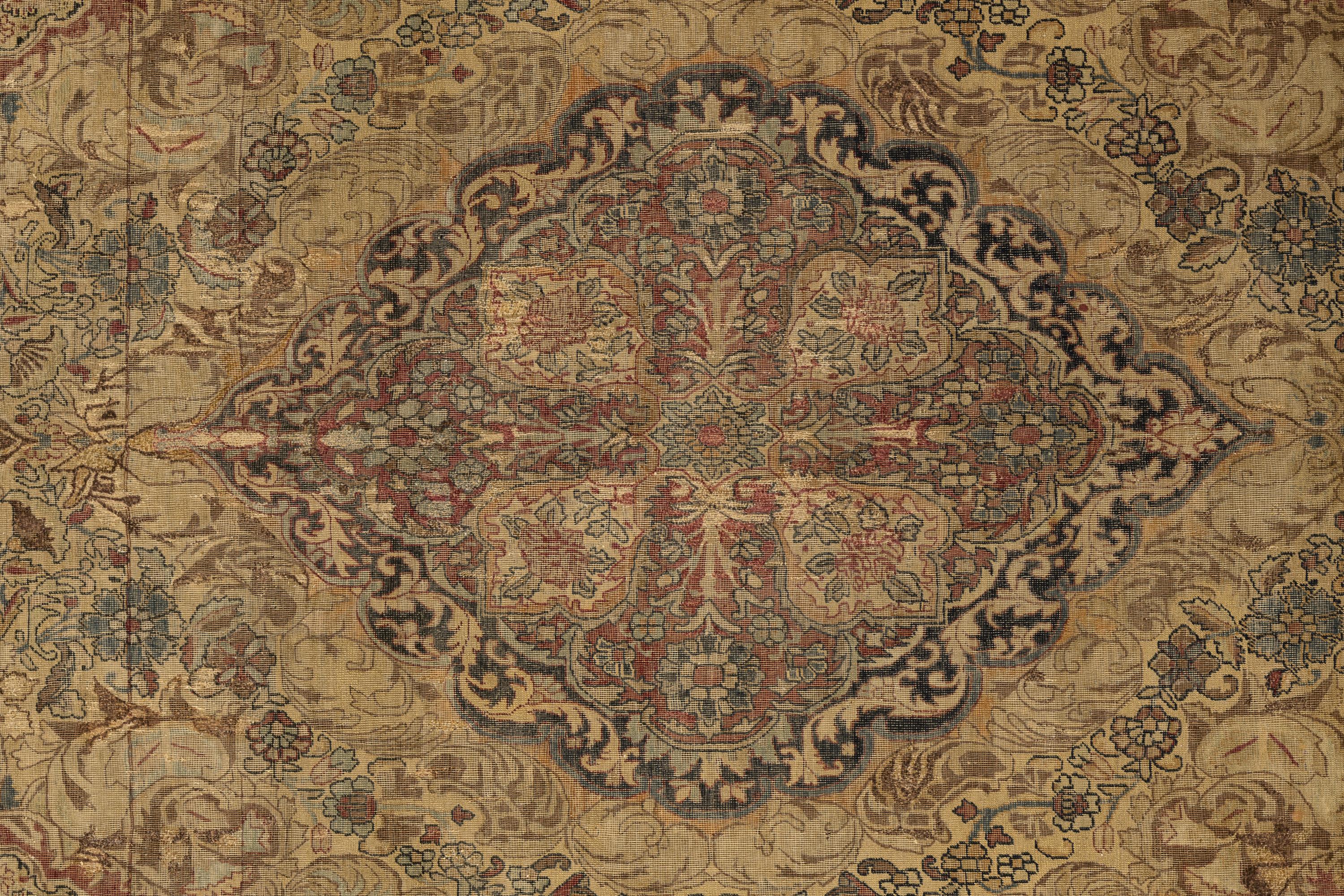 Noué à la main Tapis de Lavar de Kerman du 19e siècle dans des tons doux de beige et de terre cuite avec médaillon en vente