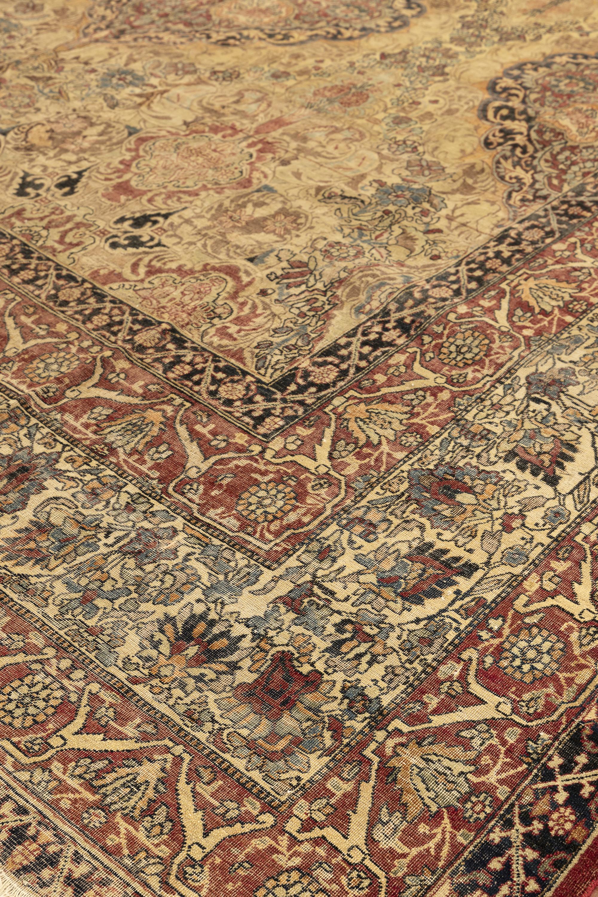 Tapis de Lavar de Kerman du 19e siècle dans des tons doux de beige et de terre cuite avec médaillon Bon état - En vente à Barueri, SP, BR