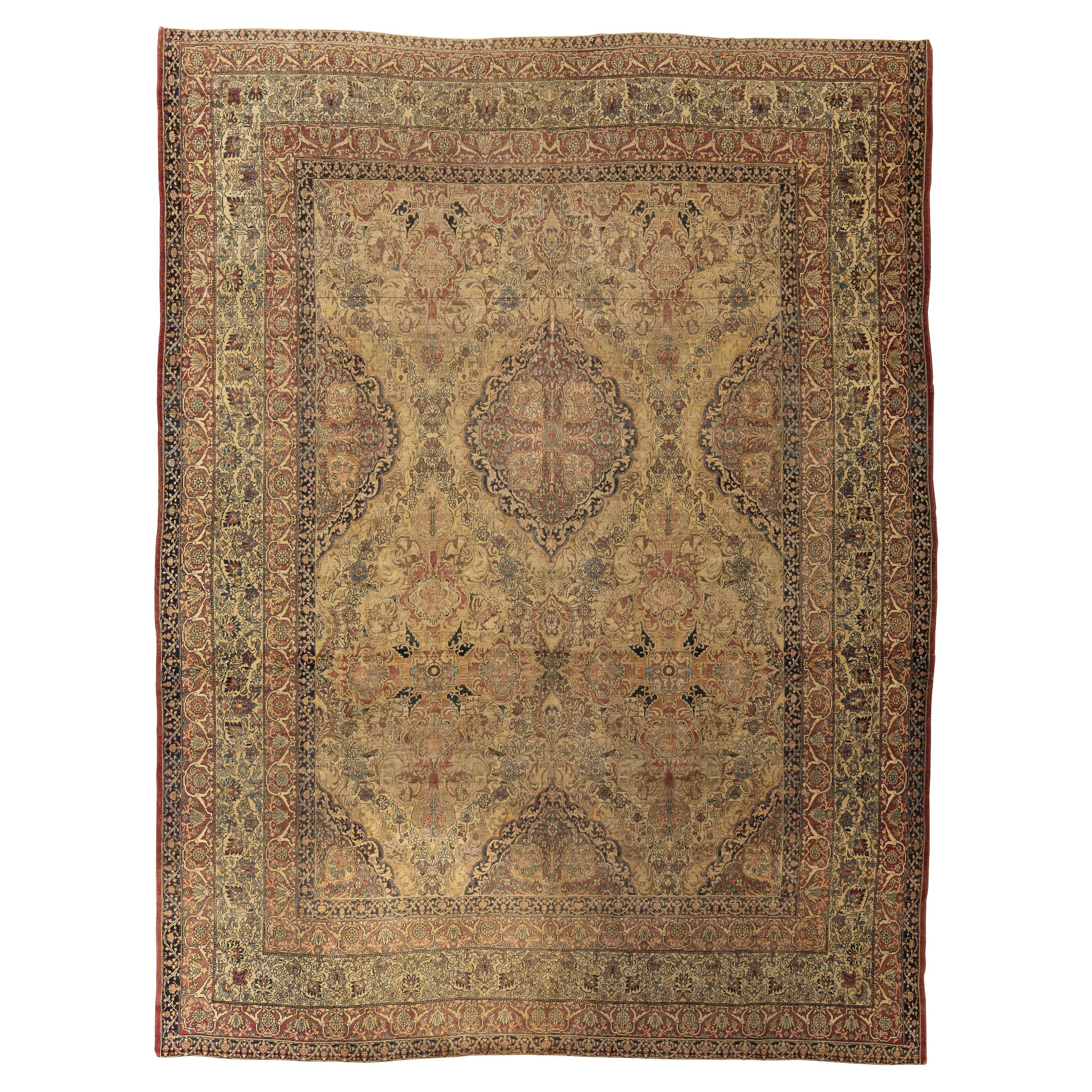 Tapis de Lavar de Kerman du 19e siècle dans des tons doux de beige et de terre cuite avec médaillon en vente