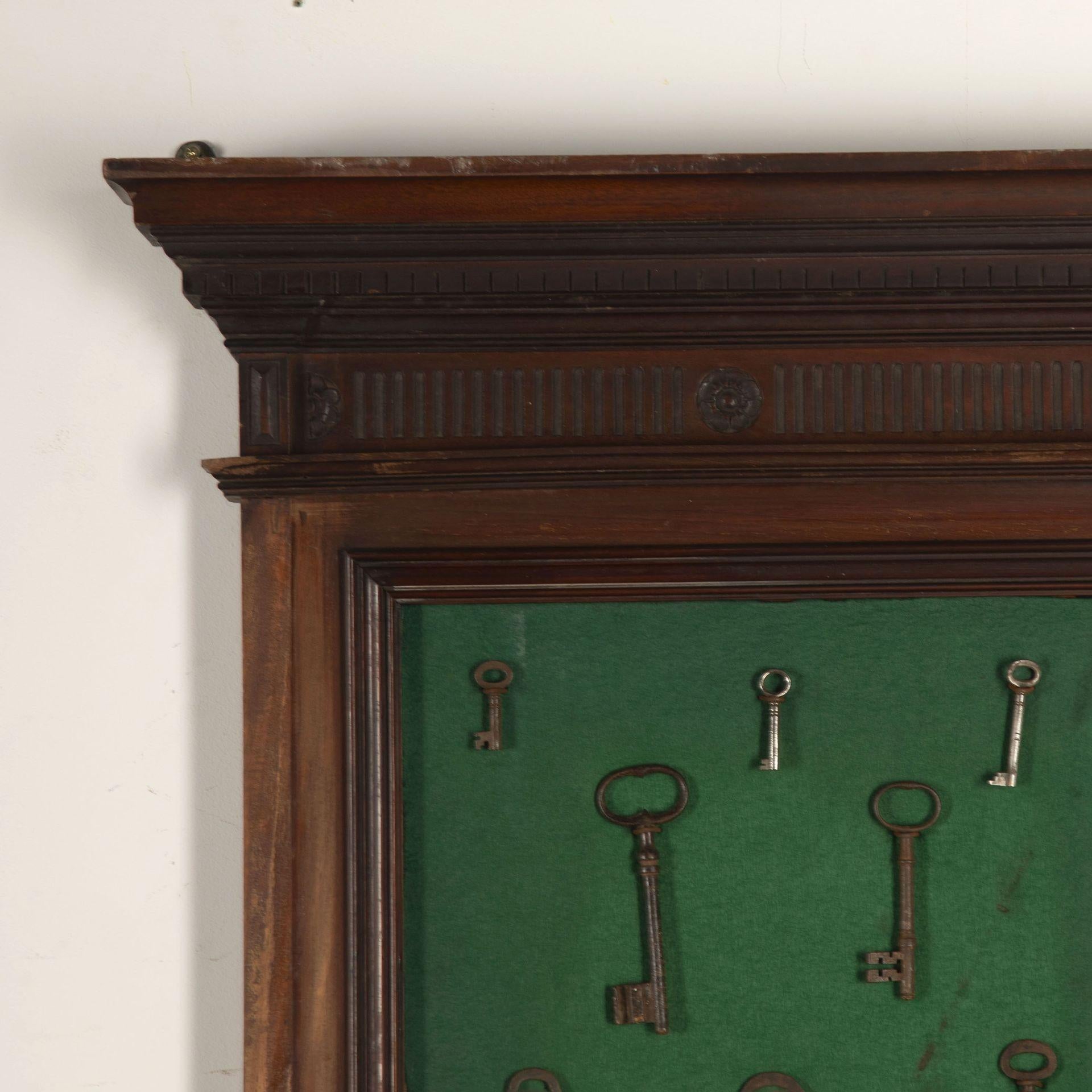 Sammlung von Metallschlüsseln aus dem 19. Jahrhundert, präsentiert in einem mit grünem Filz ausgekleideten Mahagonikoffer.