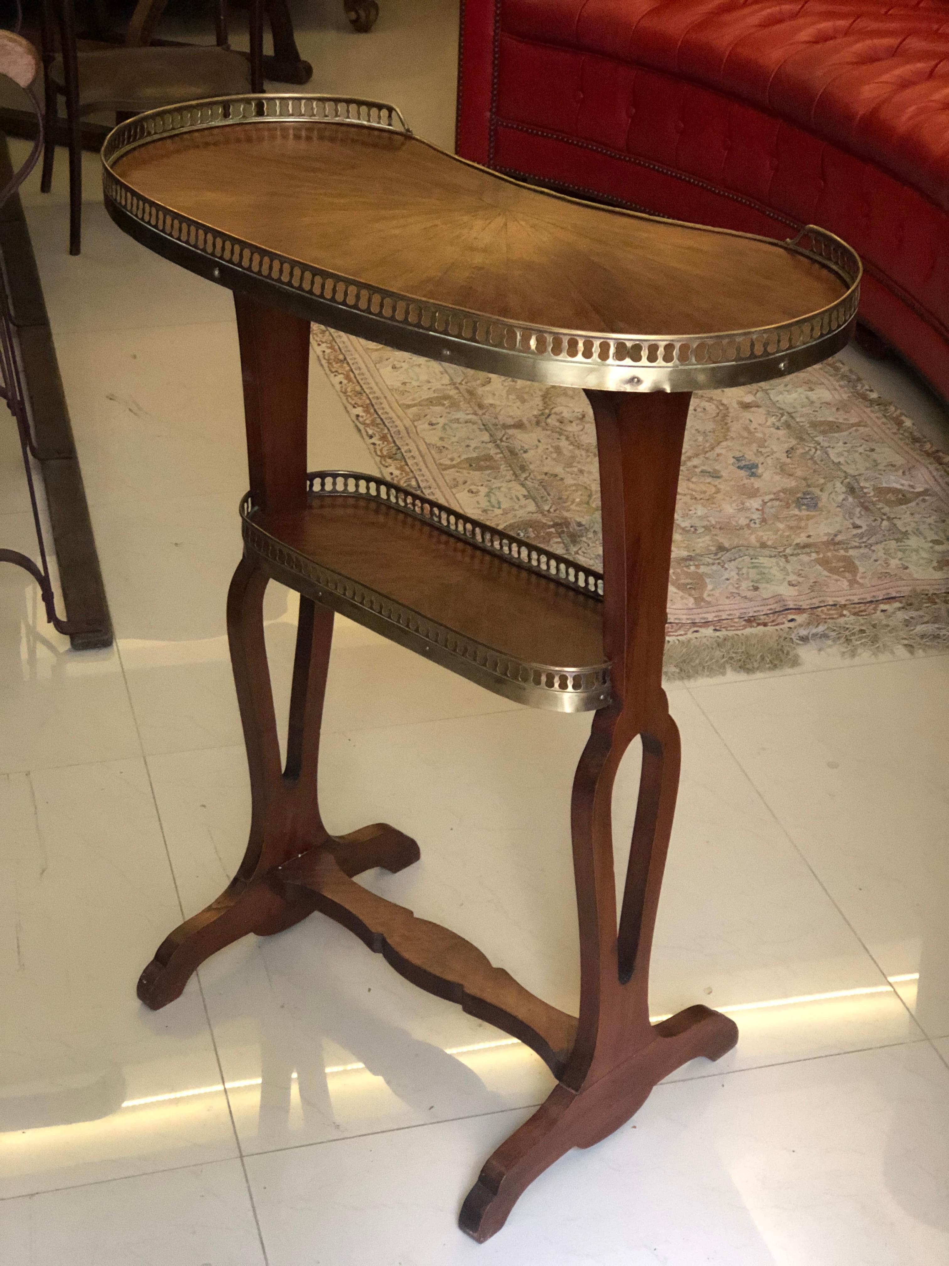 19th century French mahogany two level occasional table. The kidney shape of the top section and the second small level are surrounded by pierced brass border. Very good condition.
France, circa 1890.