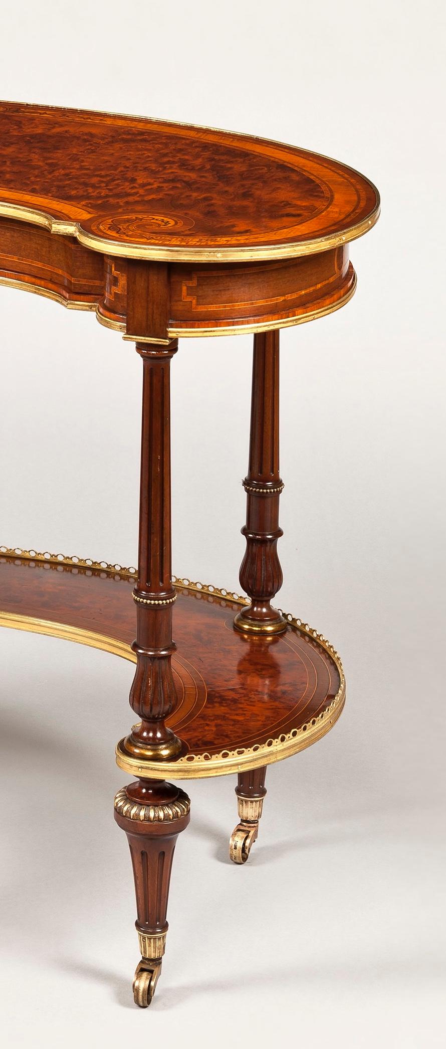 Anglais Table en forme de rein avec marqueterie et laiton doré, XIXe siècle en vente