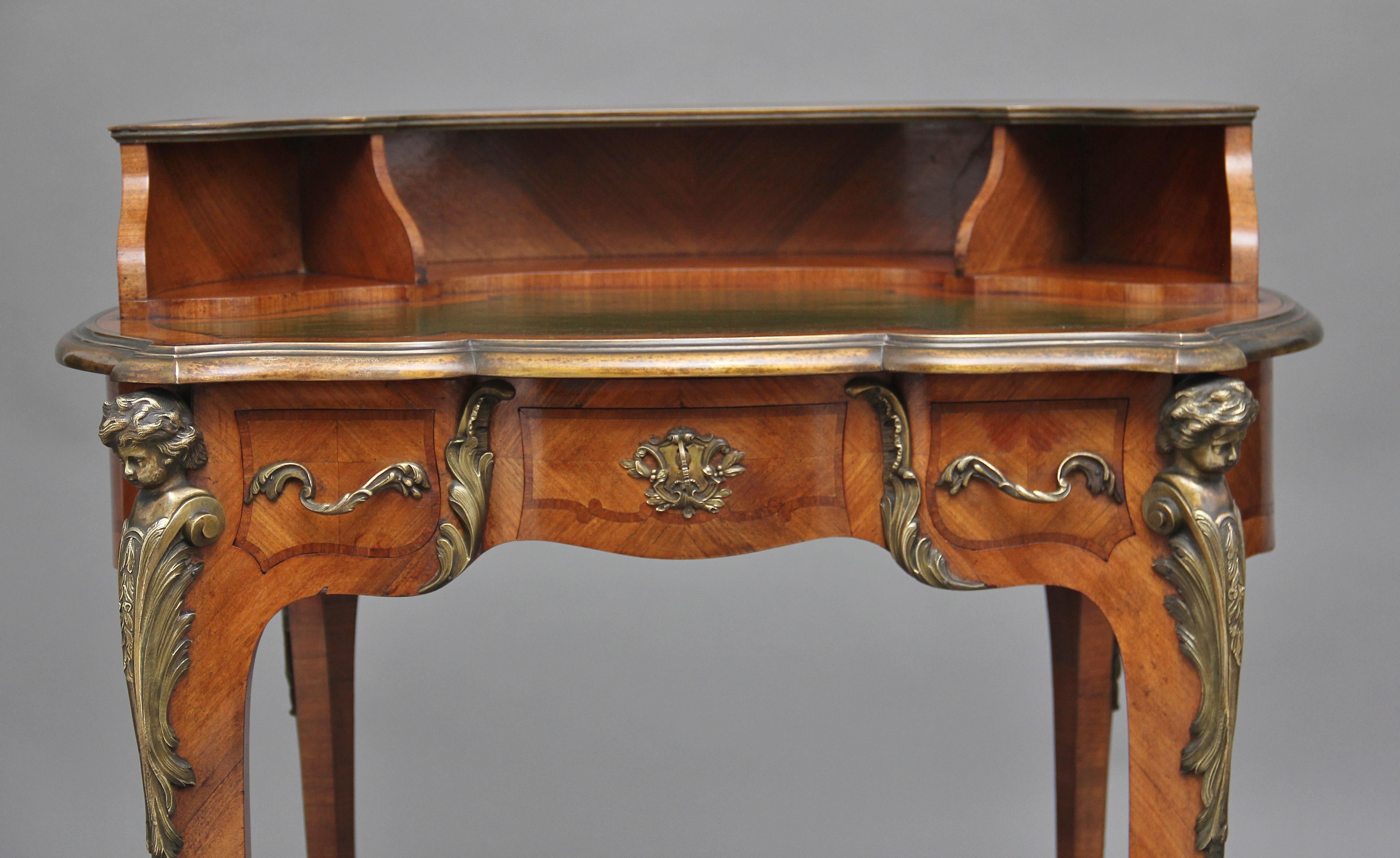 Table à écrire en bois de violette et bronze doré du XIXe siècle en vente 4