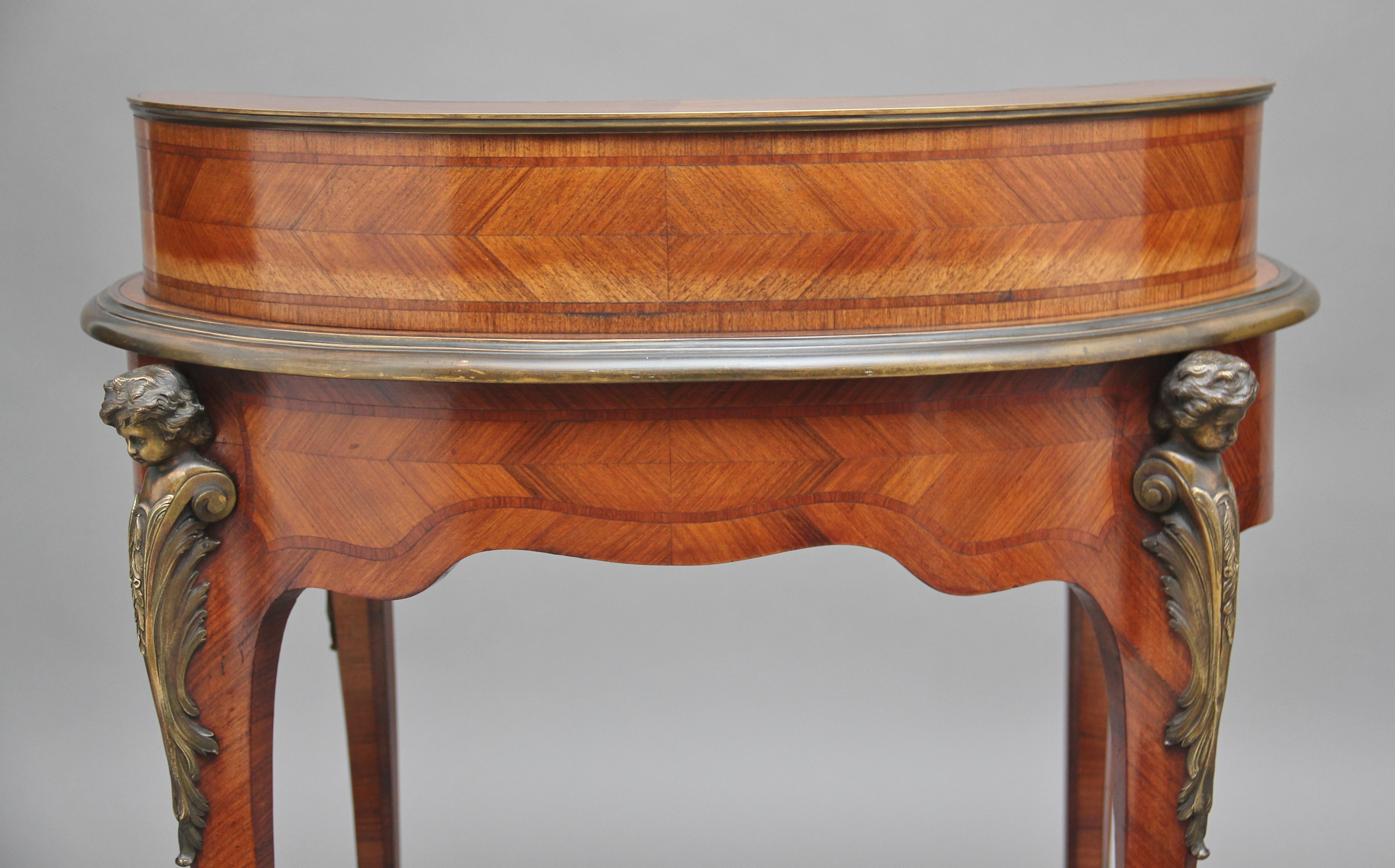 Table à écrire en bois de violette et bronze doré du XIXe siècle en vente 5