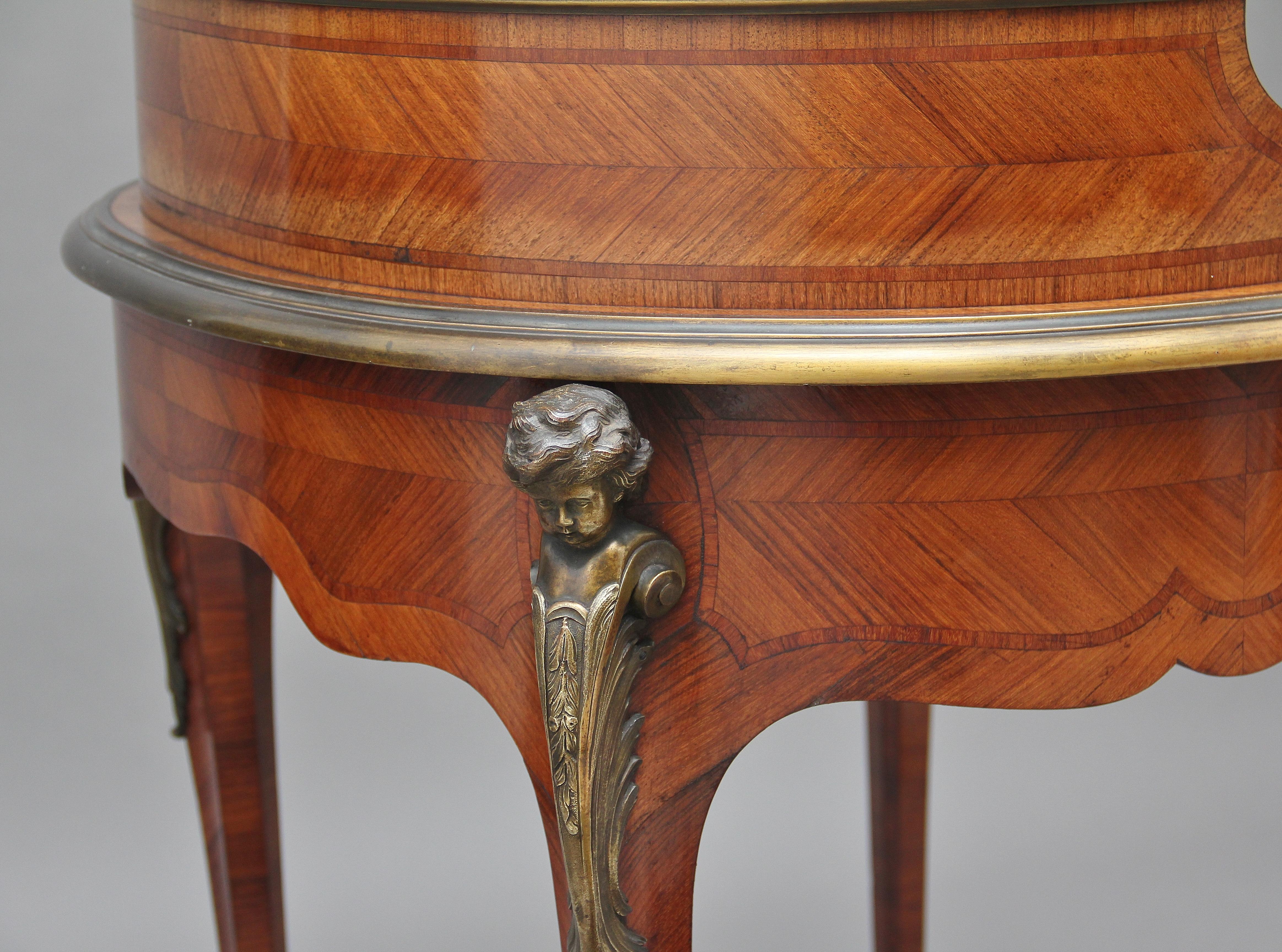 Table à écrire en bois de violette et bronze doré du XIXe siècle en vente 6