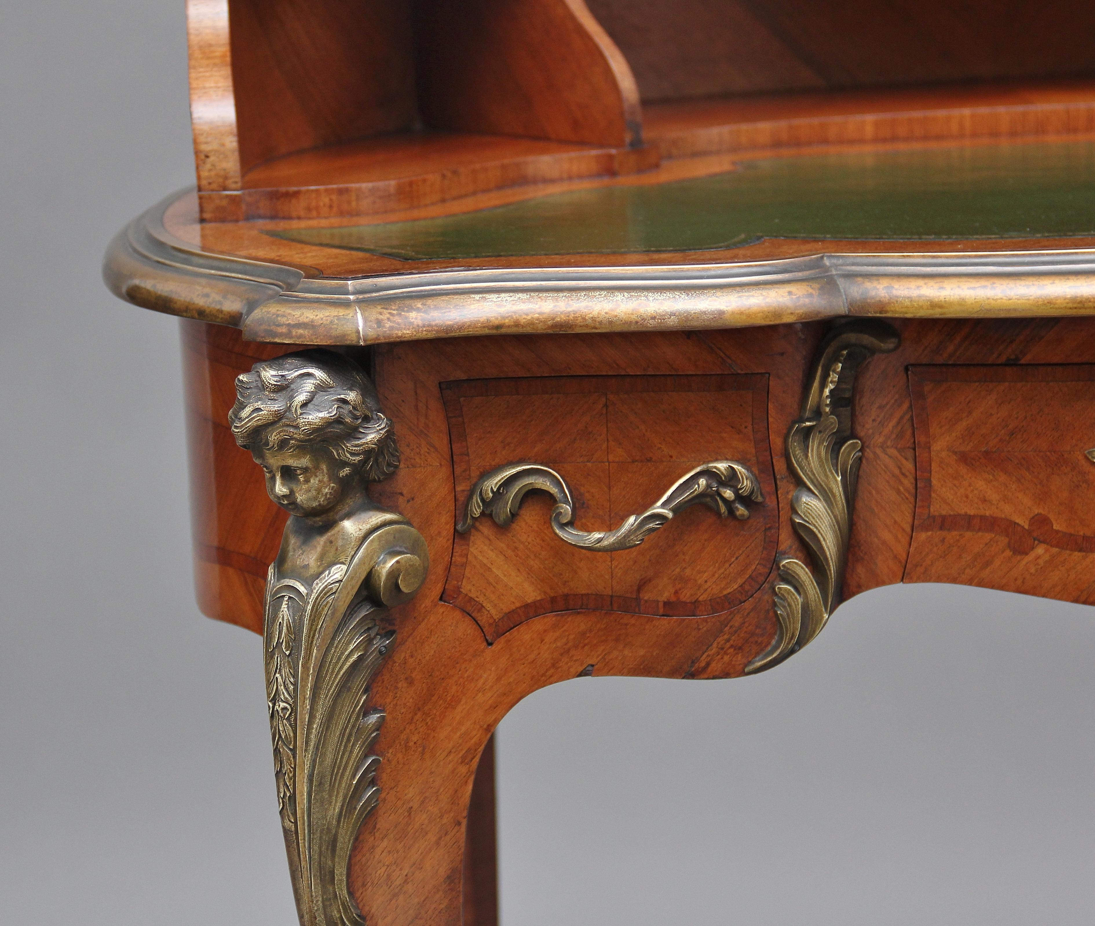Table à écrire en bois de violette et bronze doré du XIXe siècle en vente 7