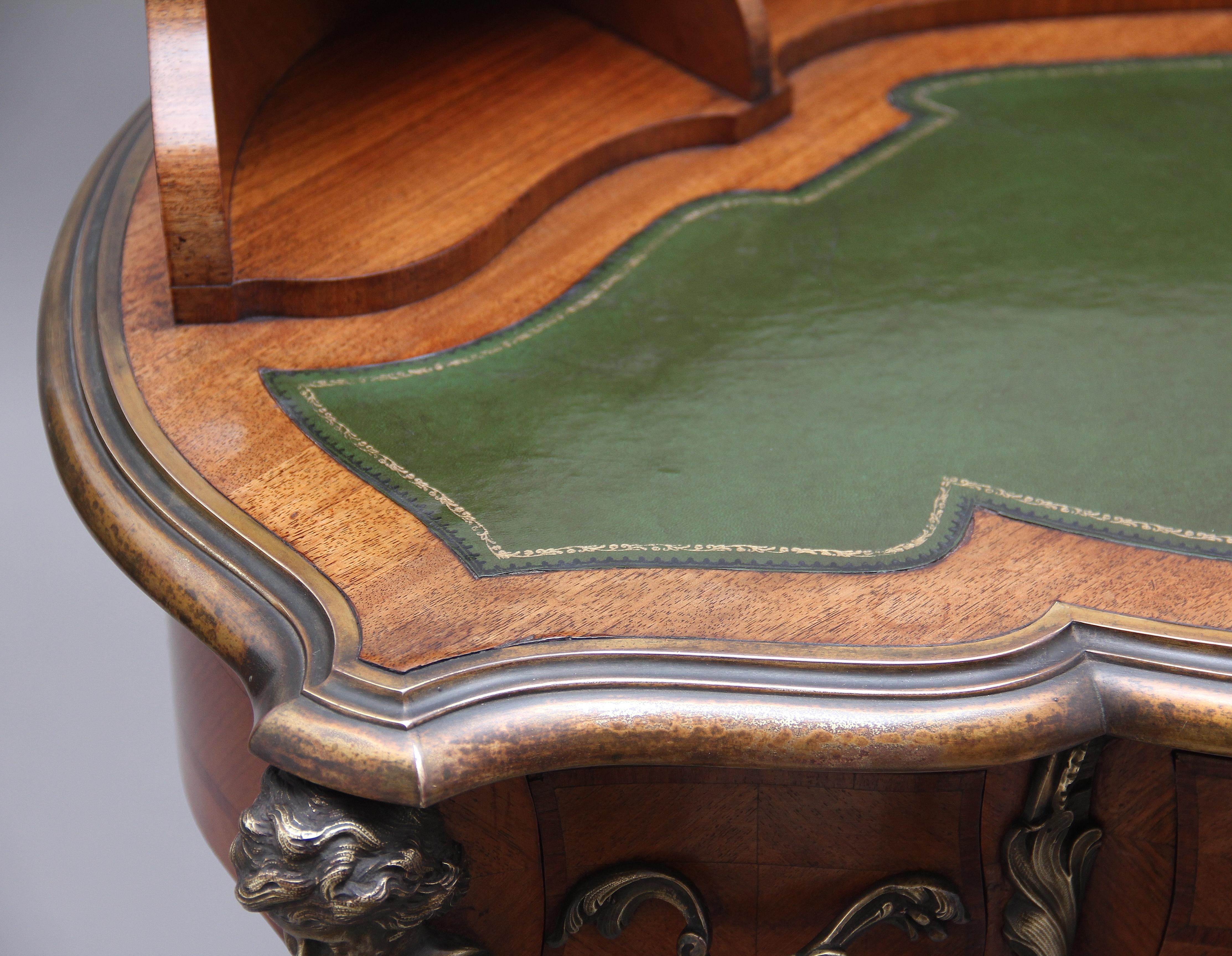 Table à écrire en bois de violette et bronze doré du XIXe siècle en vente 8