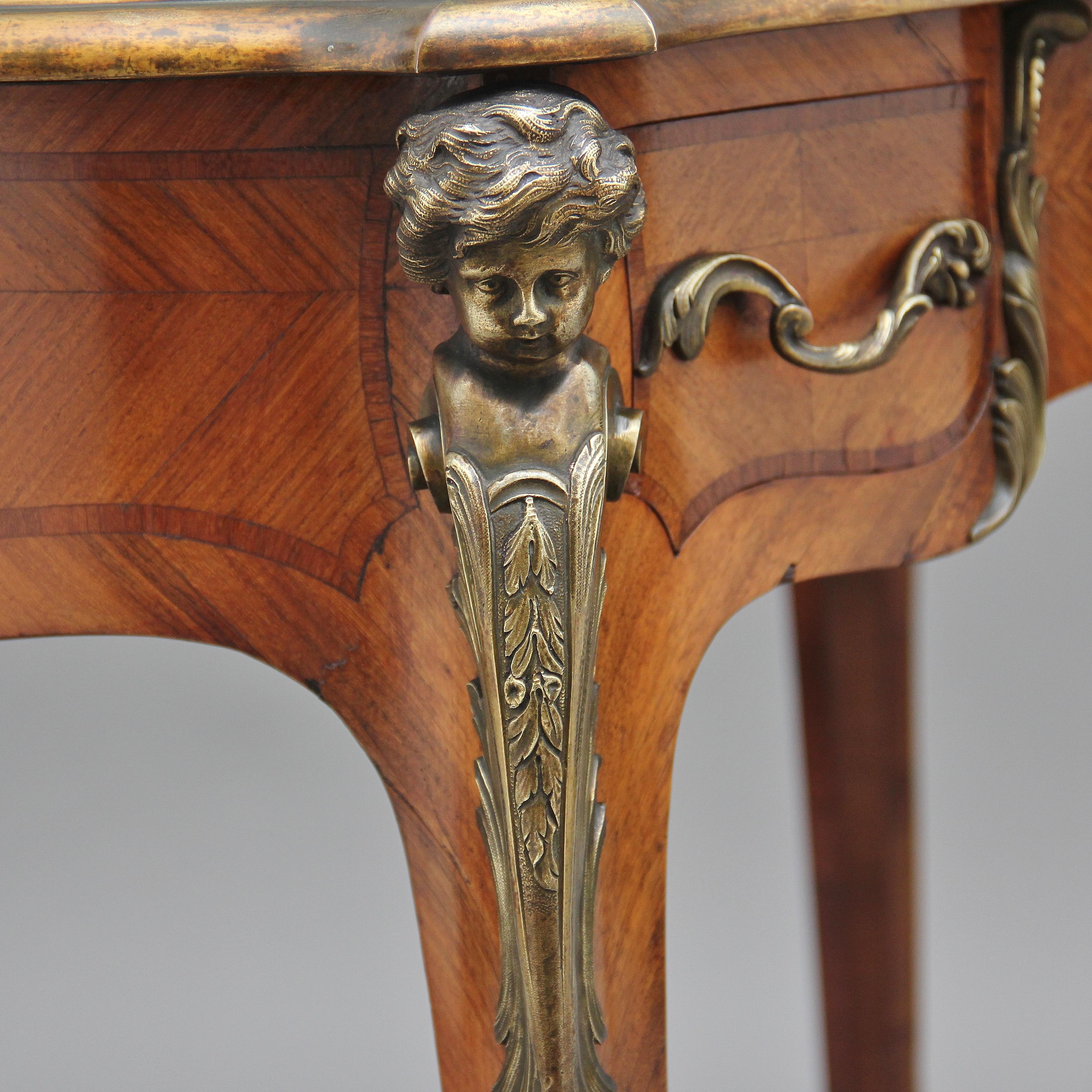 Table à écrire en bois de violette et bronze doré du XIXe siècle en vente 9