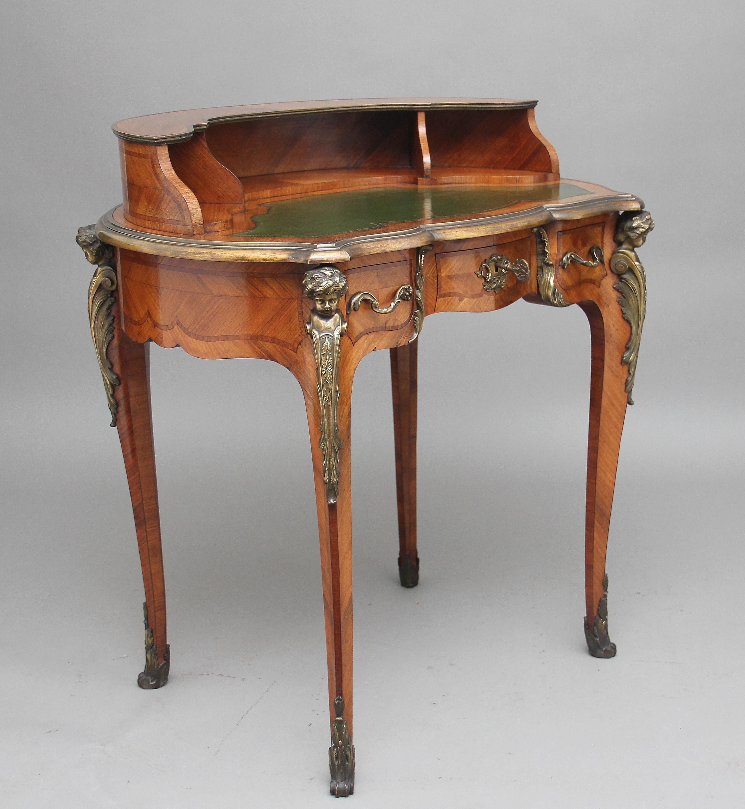 Table à écrire en bois de violette et bronze doré du XIXe siècle en vente 11