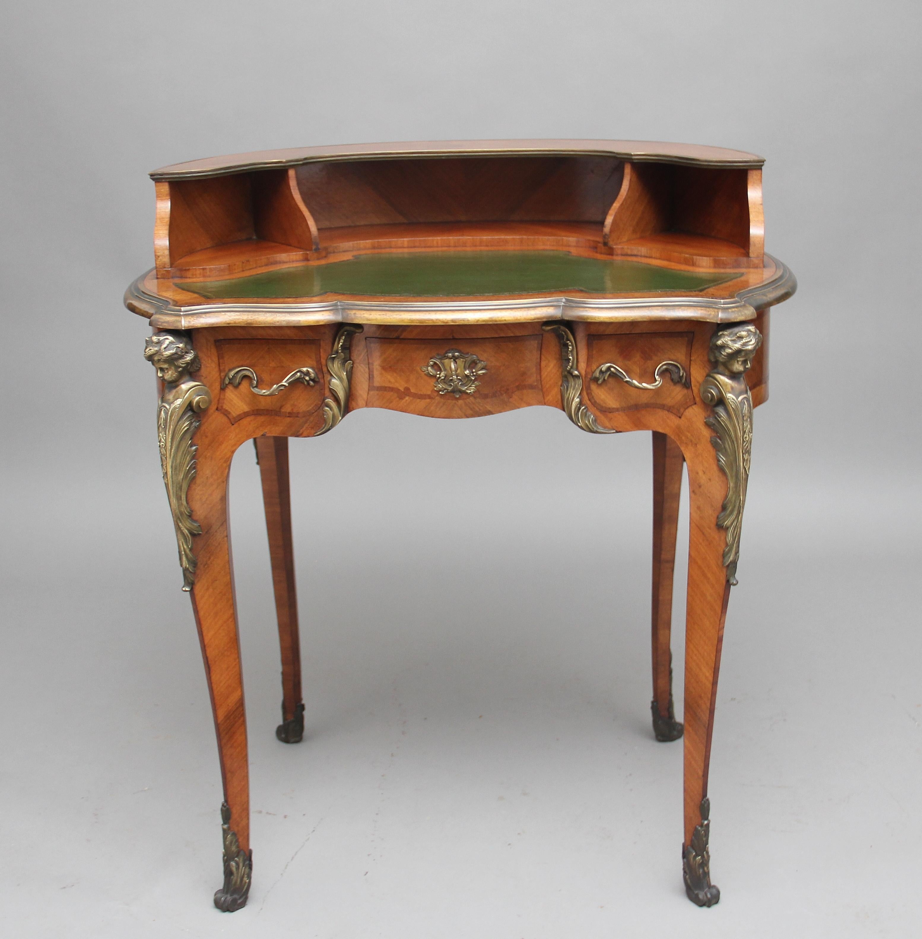 Français Table à écrire en bois de violette et bronze doré du XIXe siècle en vente