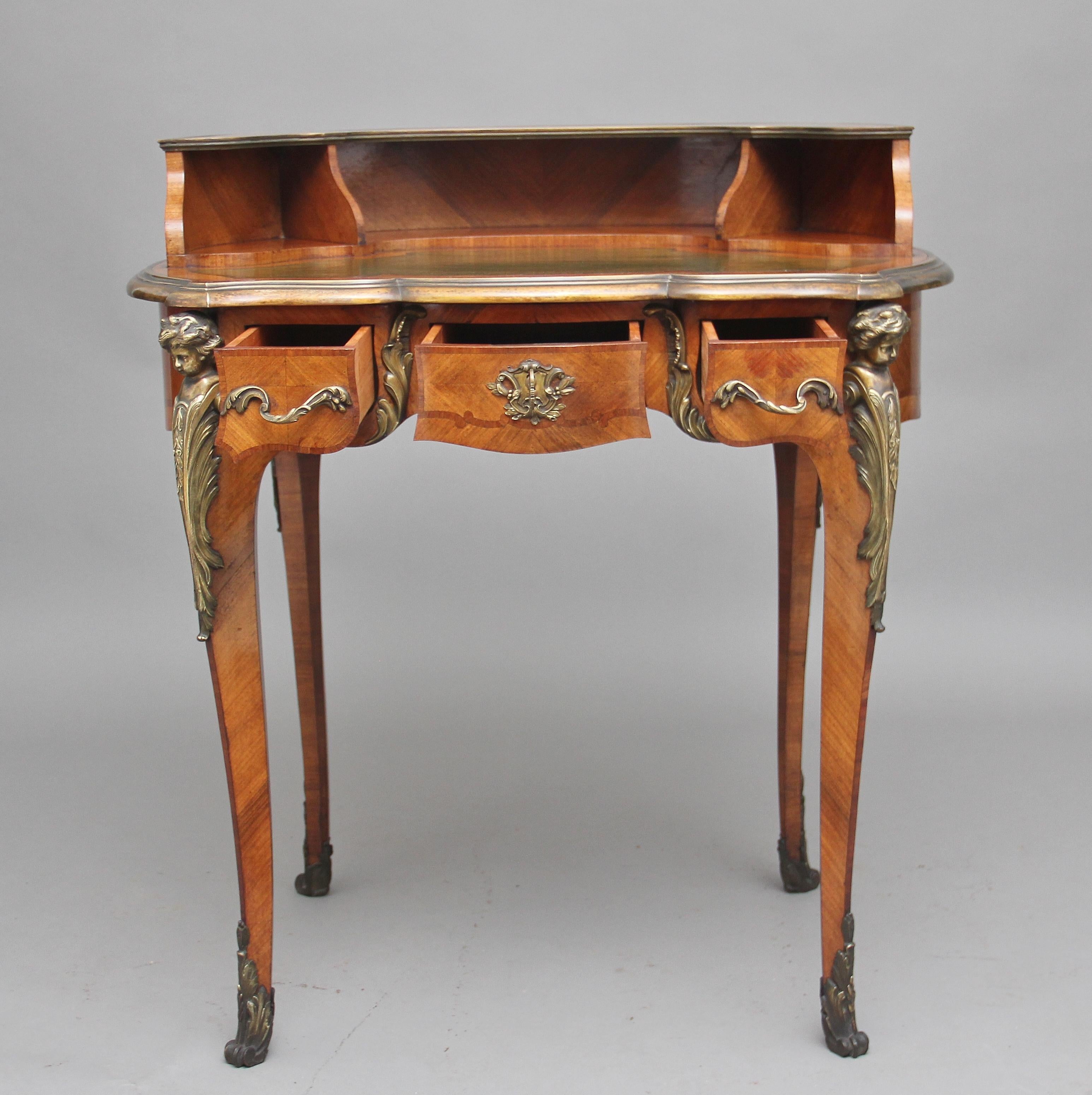 Table à écrire en bois de violette et bronze doré du XIXe siècle Bon état - En vente à Martlesham, GB