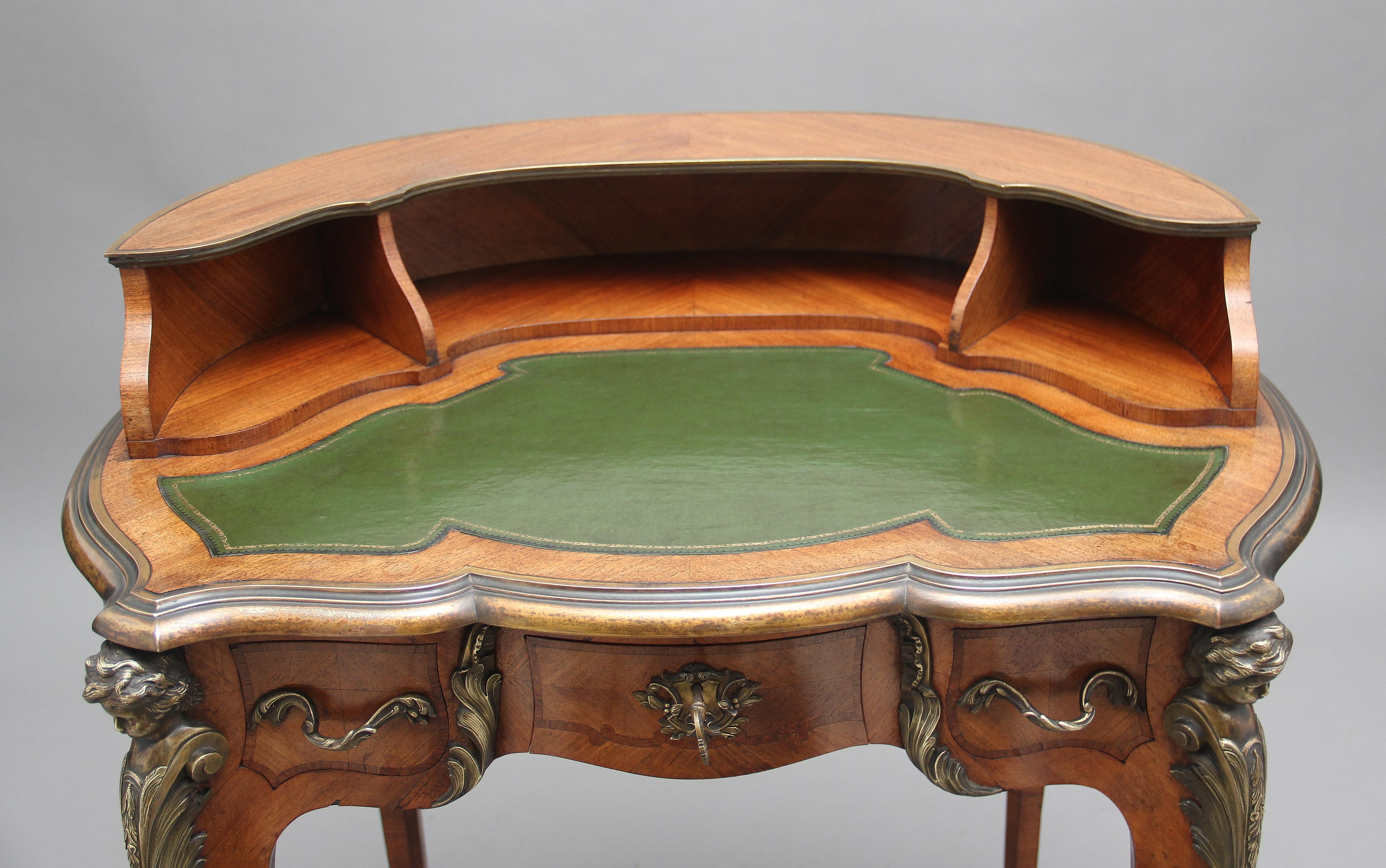 Fin du XIXe siècle Table à écrire en bois de violette et bronze doré du XIXe siècle en vente