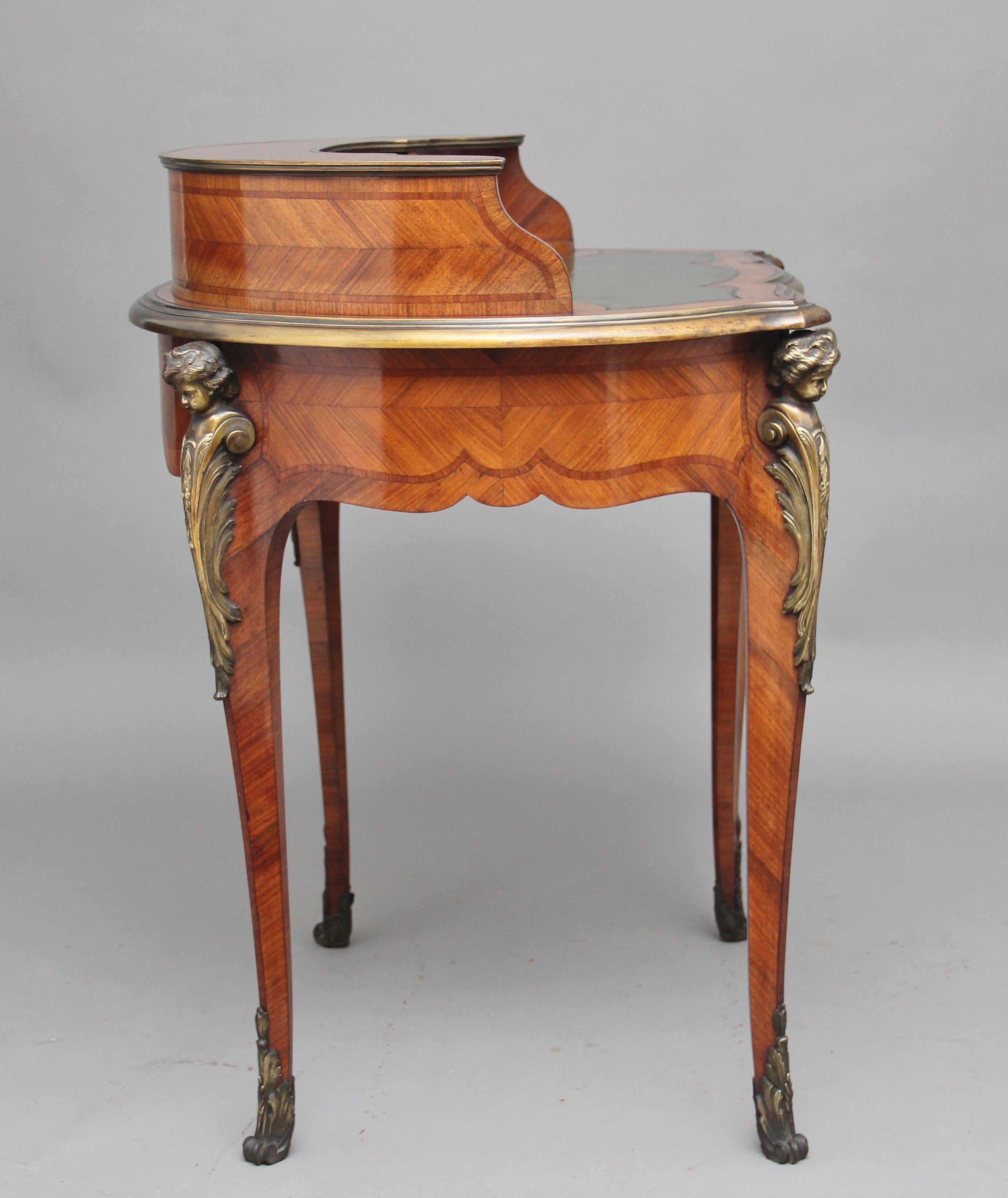 Bois de violette Table à écrire en bois de violette et bronze doré du XIXe siècle en vente