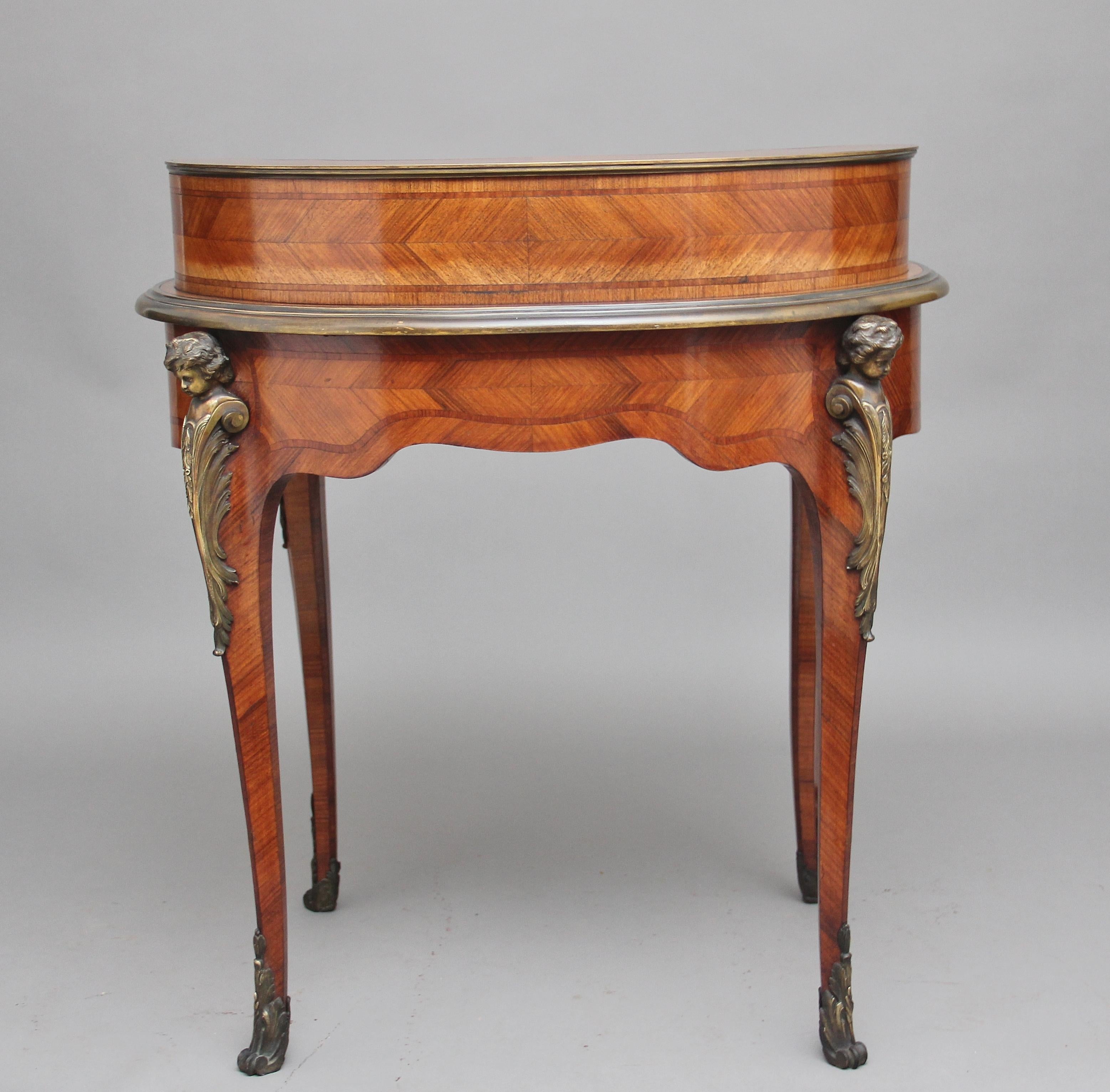 Table à écrire en bois de violette et bronze doré du XIXe siècle en vente 1