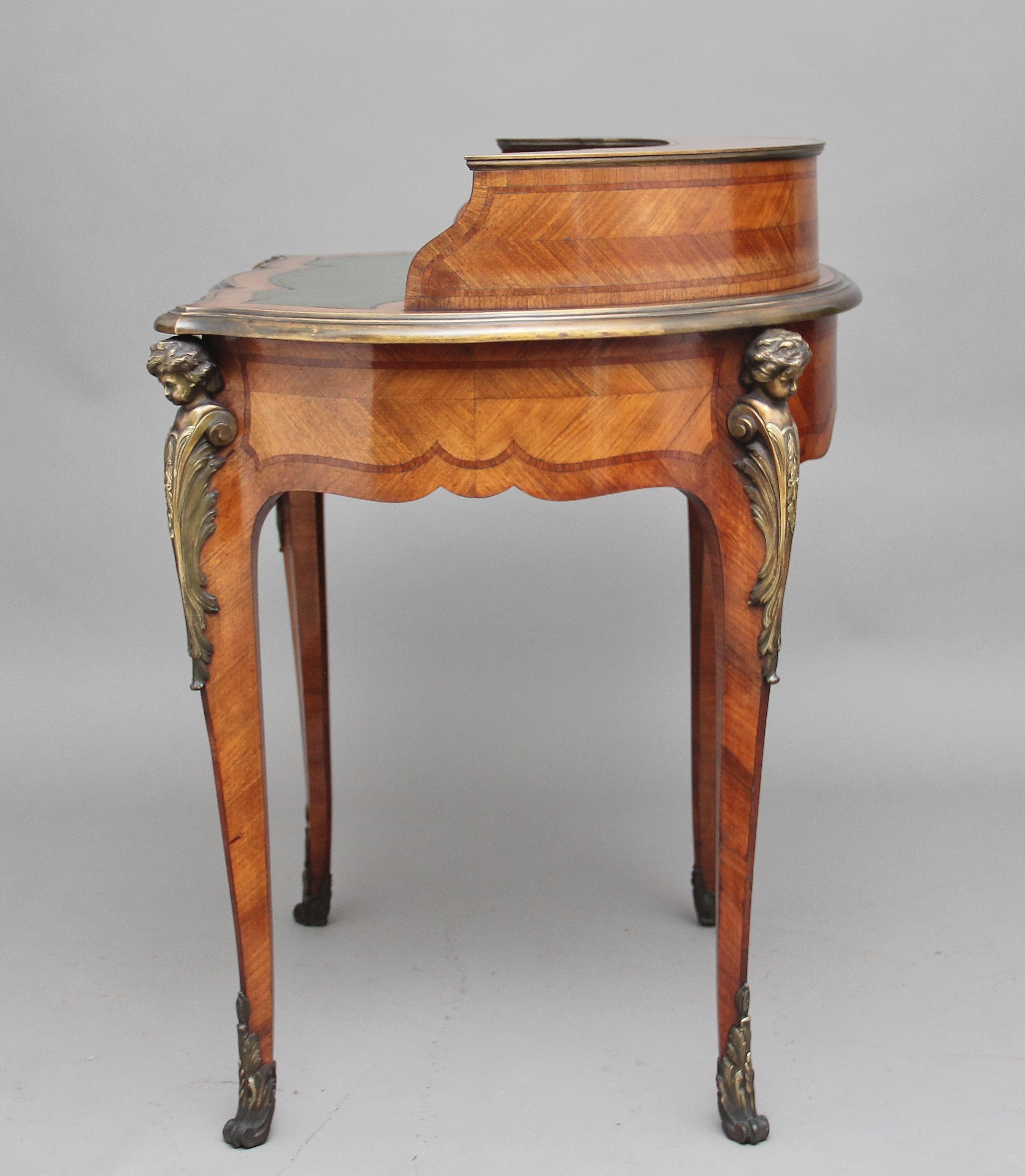 Table à écrire en bois de violette et bronze doré du XIXe siècle en vente 2