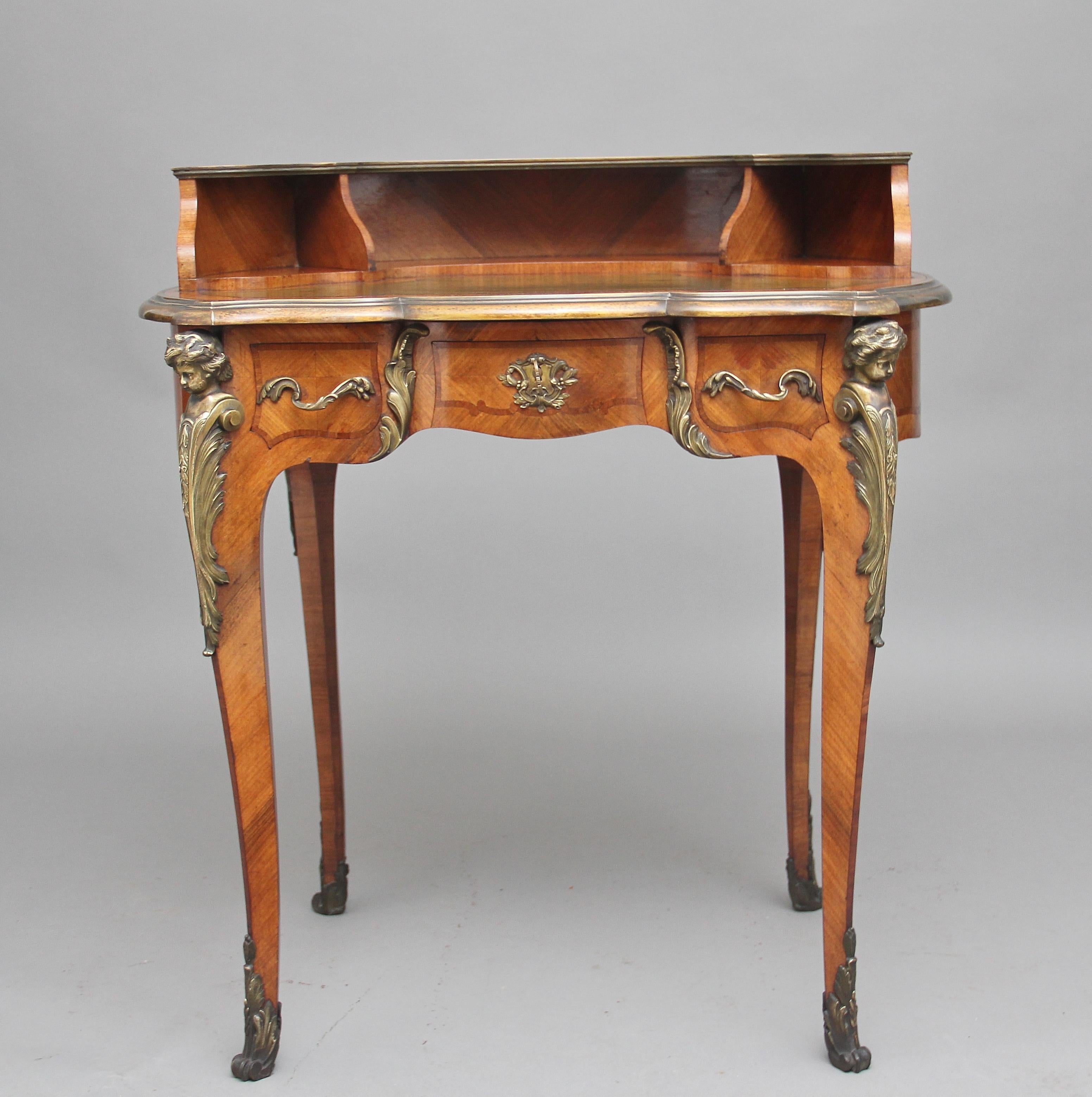 Table à écrire en bois de violette et bronze doré du XIXe siècle en vente 3