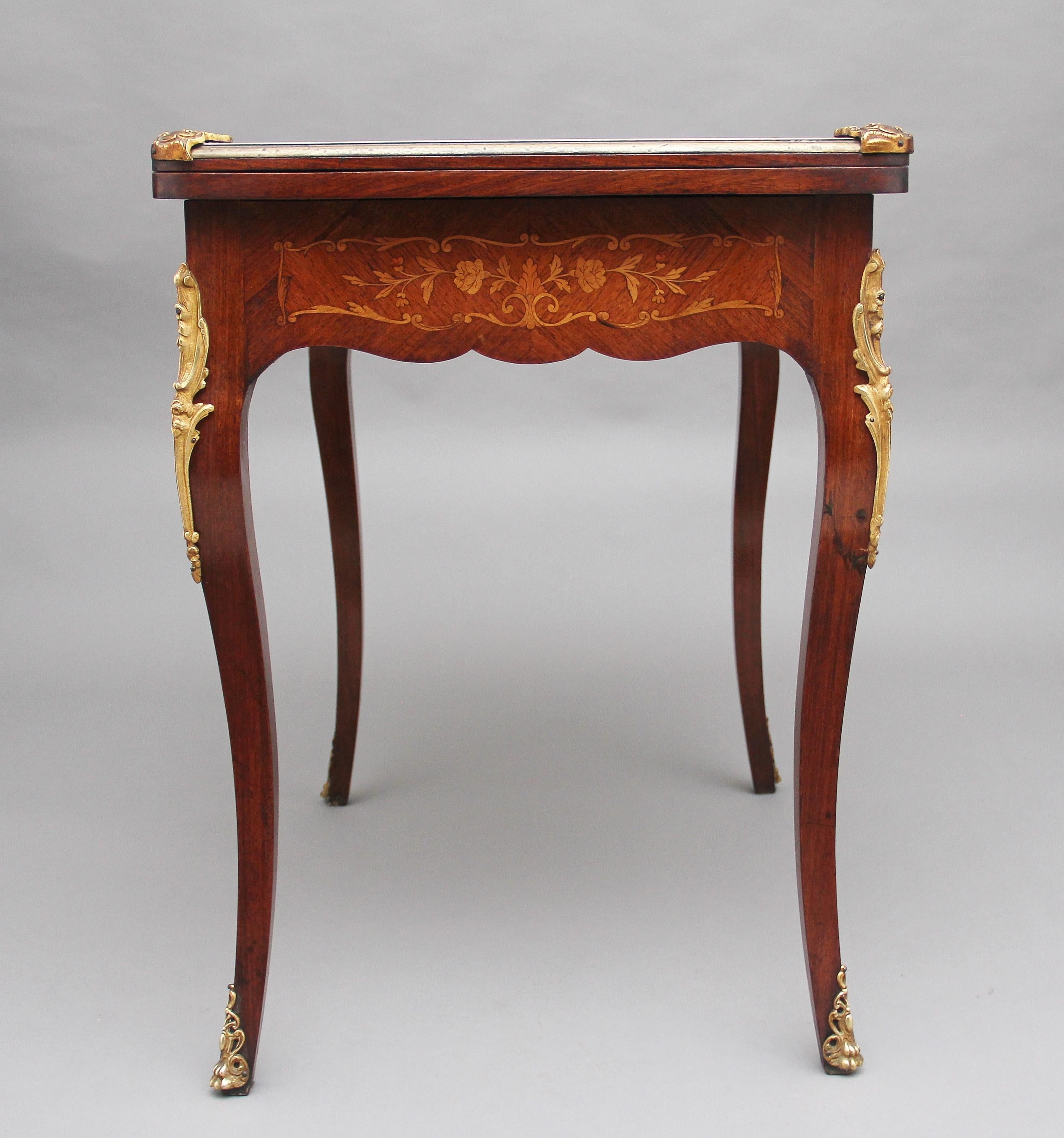 Kartentisch aus Veilchenholz aus dem 19. Jahrhundert im Angebot 4